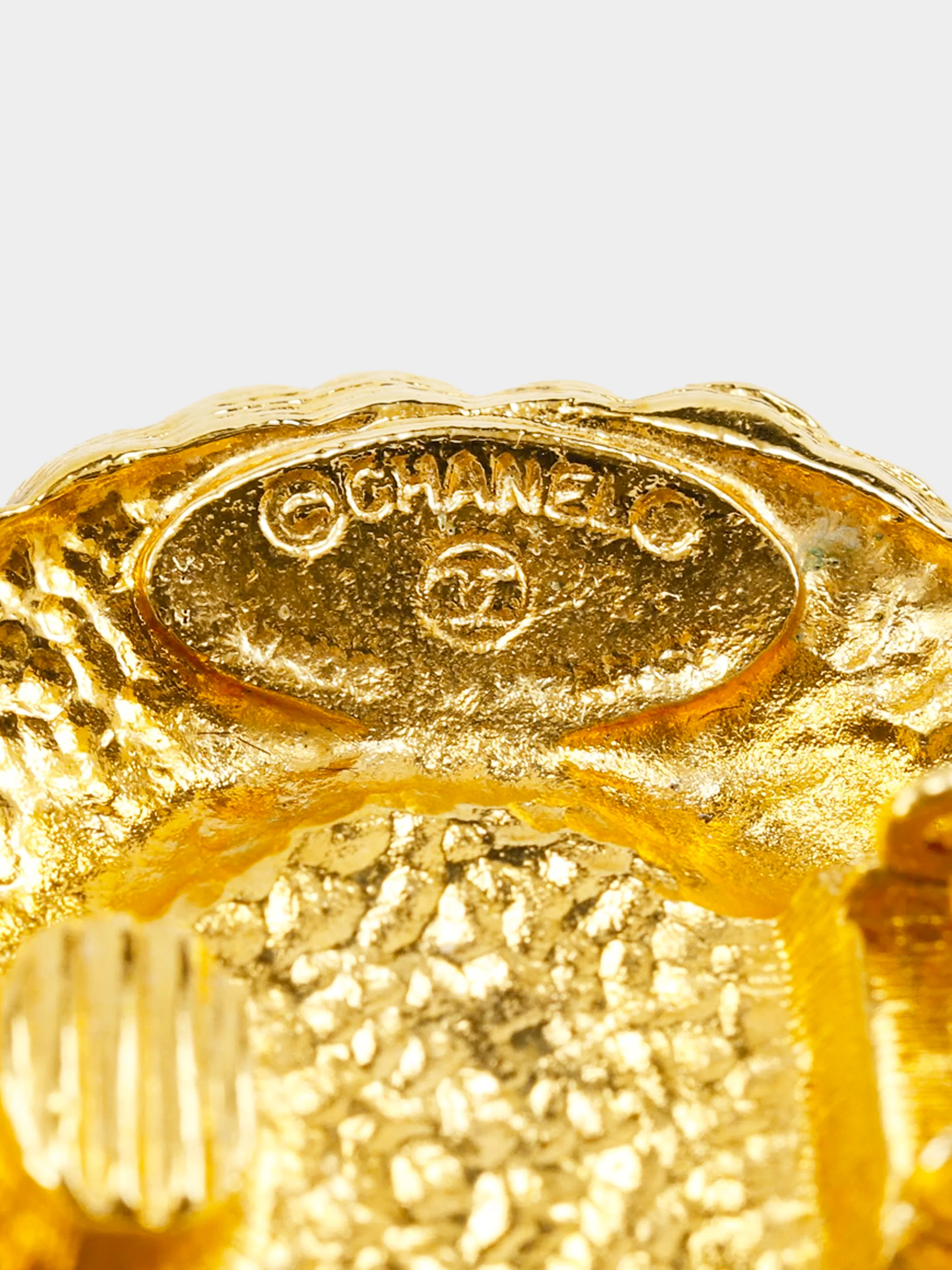 Chanel 1980s Gold and Hammered Faux Pearl Clip-on Earrings - Image 5