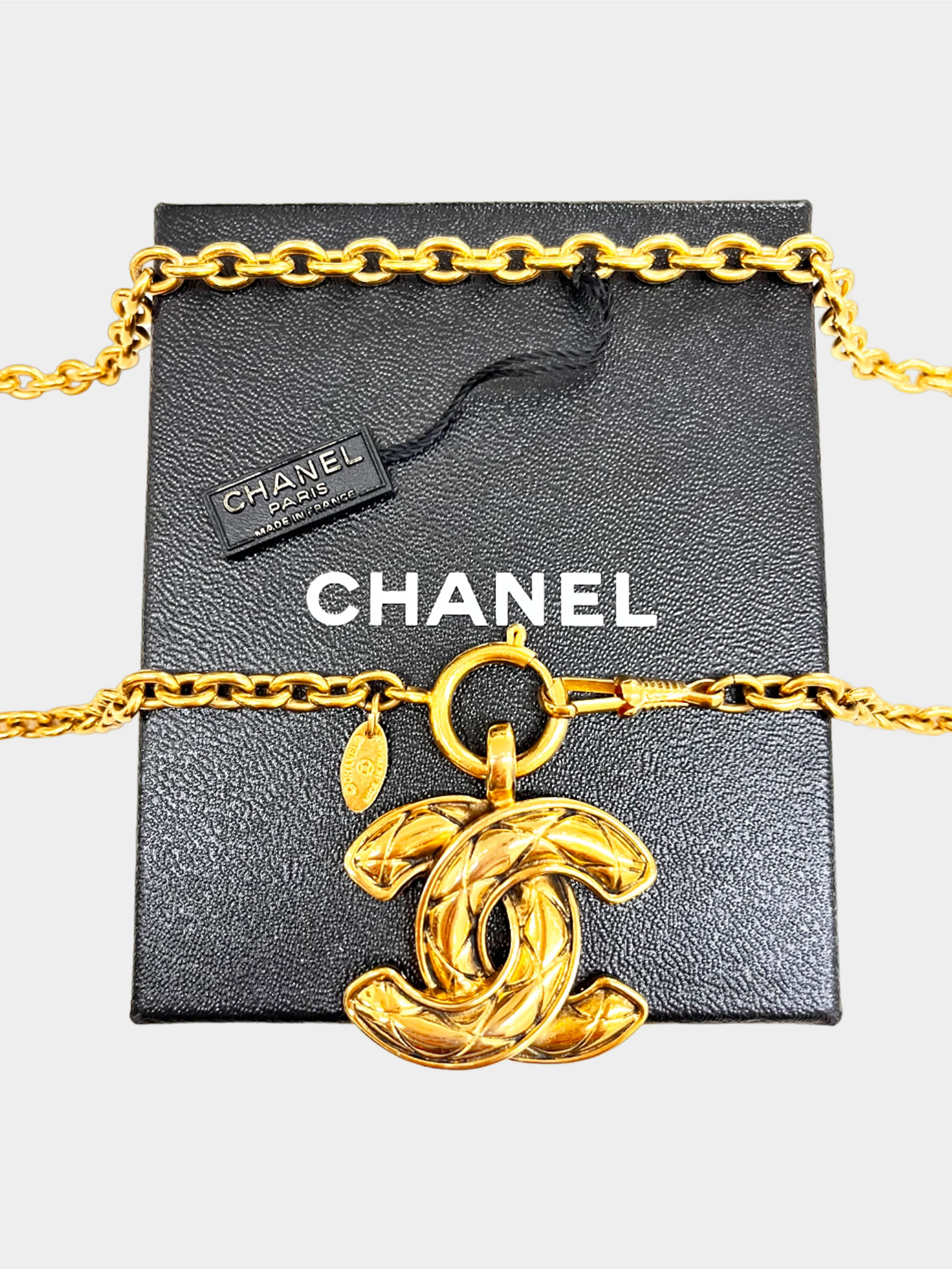 Chanel 1990s Gold Quilted CC Necklace - Image 3