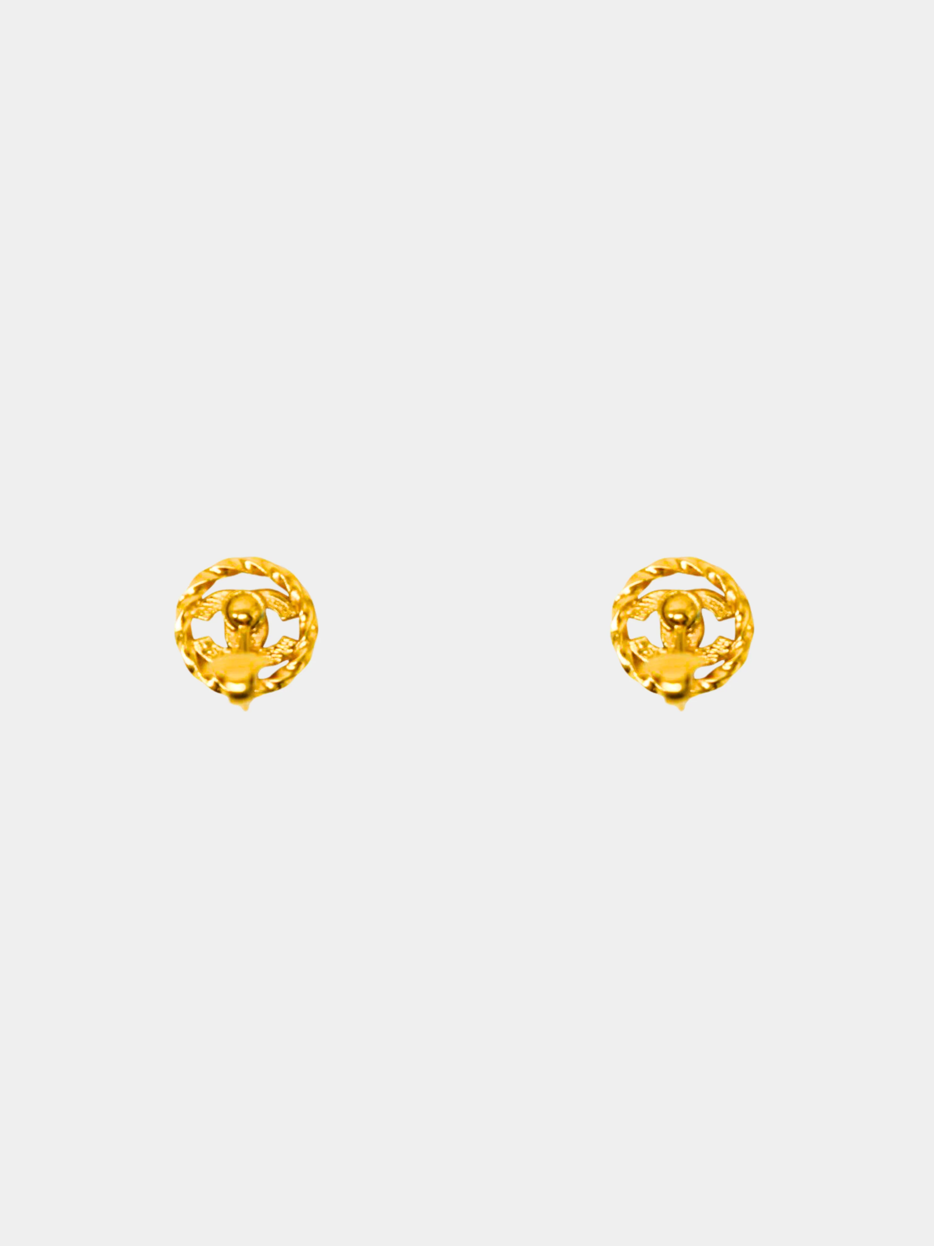 Chanel 1990s Gold Round CC Matelasse Rhinestone Clip-on Earrings - Image 2