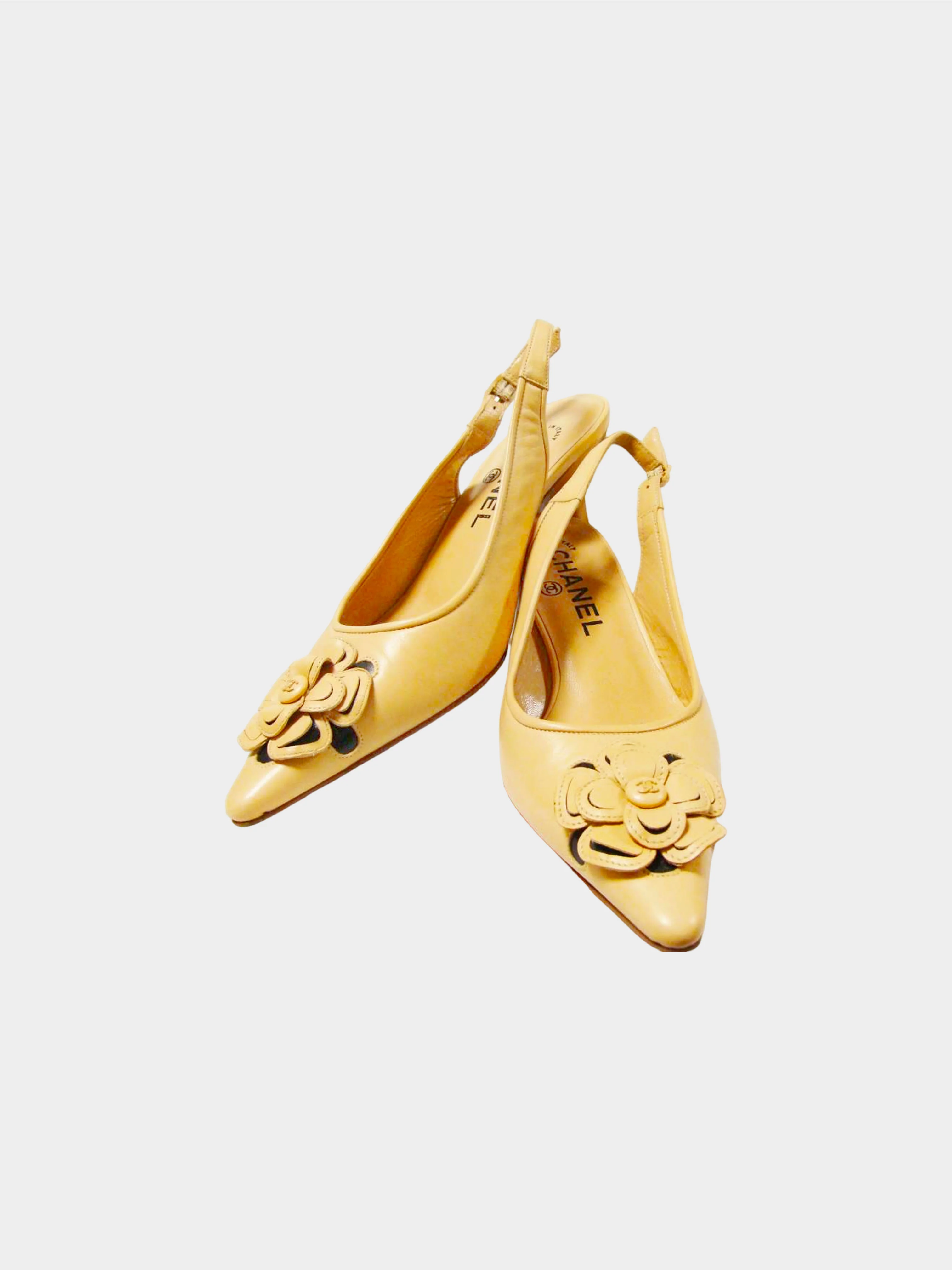 Chanel 2000s Beige Camellia Motif Leather Kitten Heels - Image 3