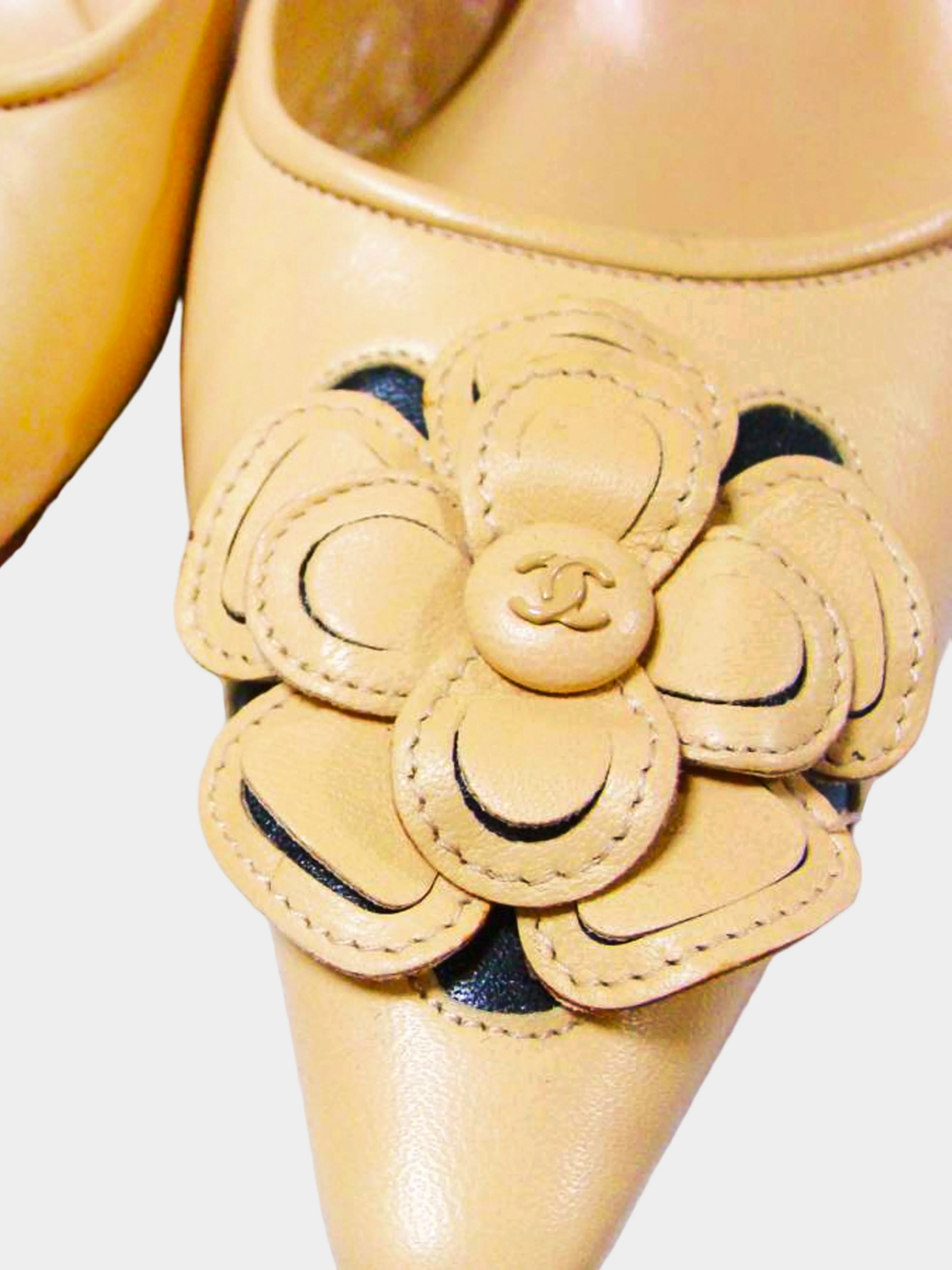 Chanel 2000s Beige Camellia Motif Leather Kitten Heels - Image 4