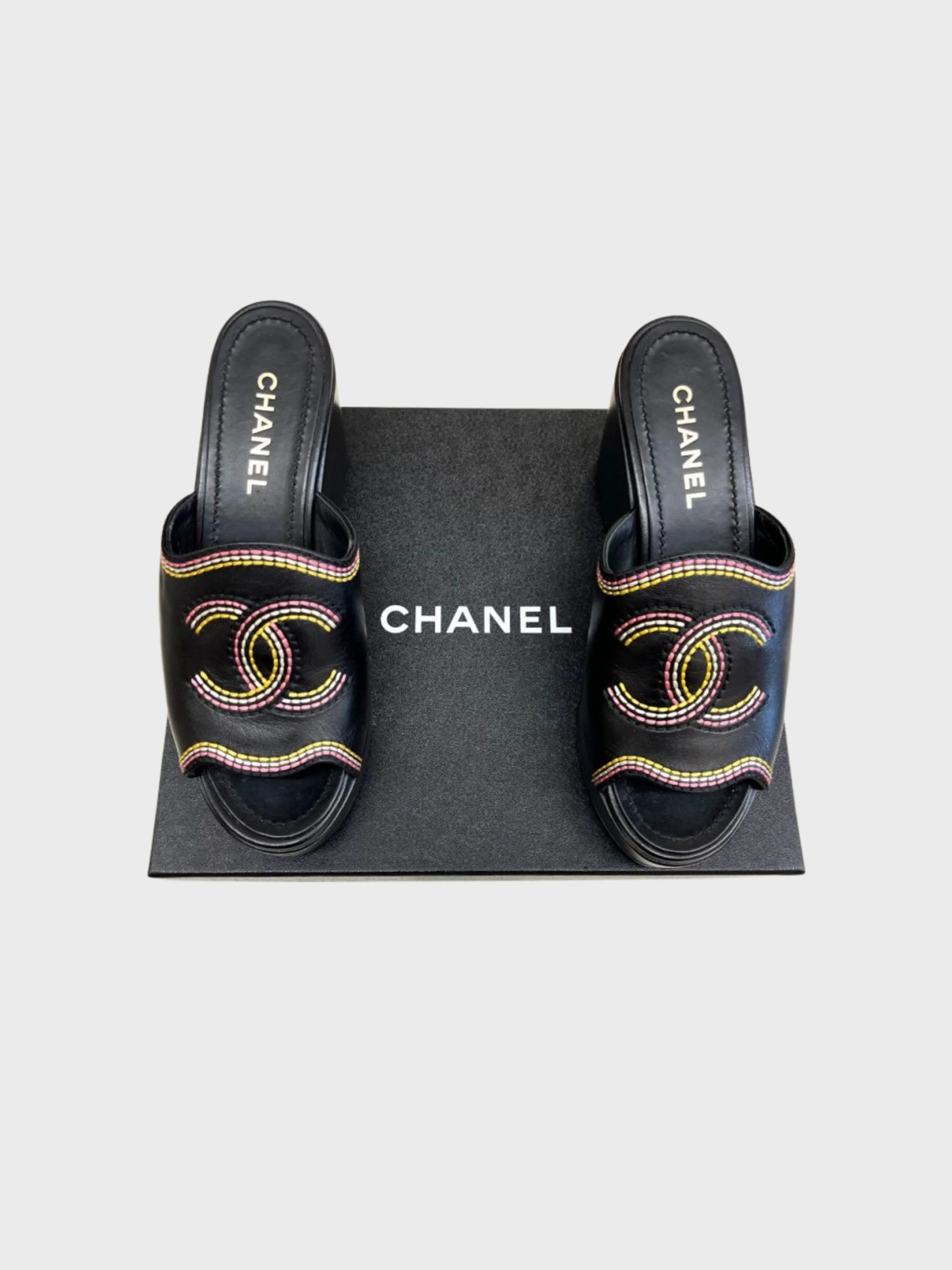 Chanel 2000s Black Leather CC Logo Wedge Sandals - Image 3