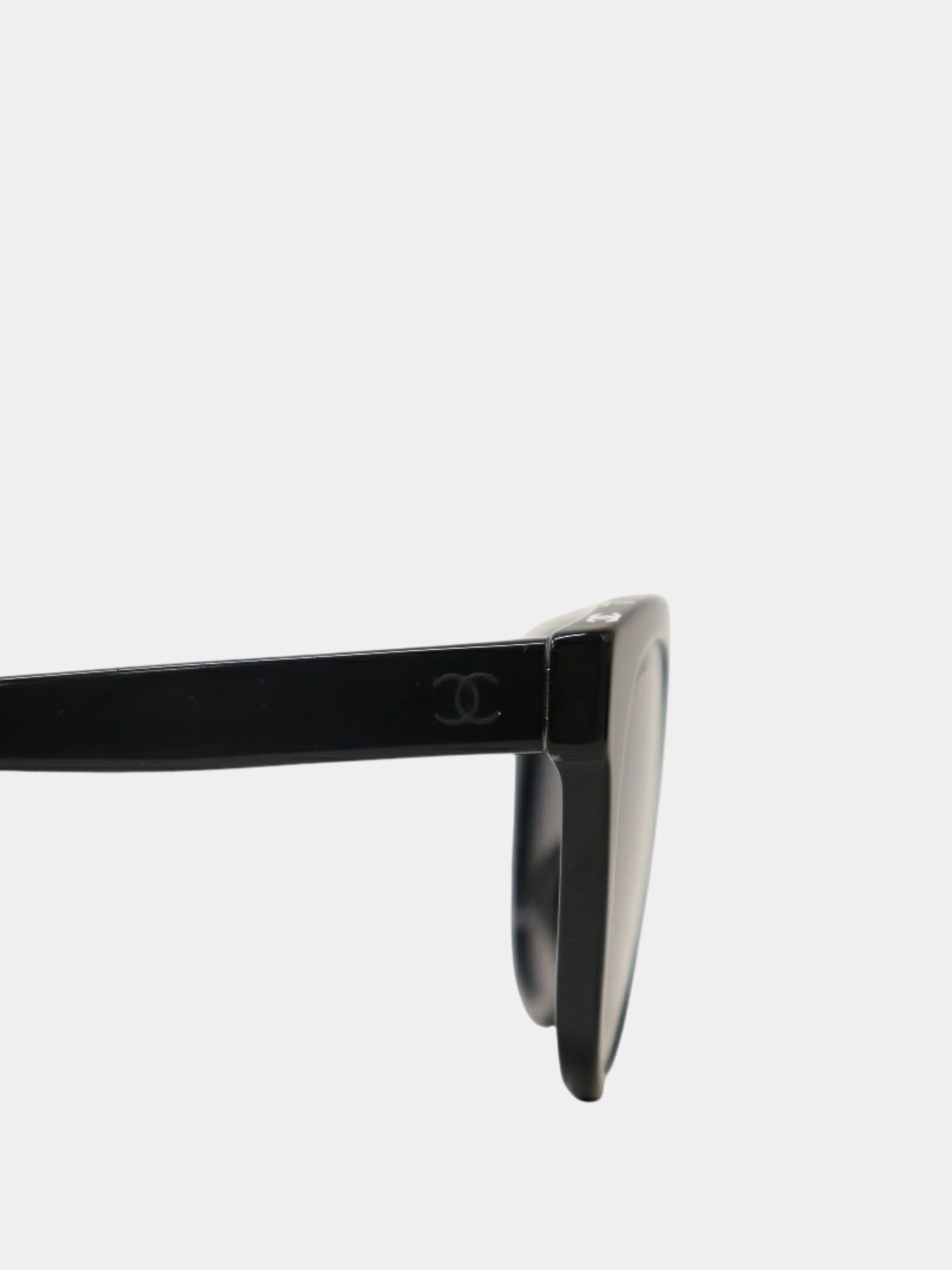 Chanel 2000s Black Plastic Logo Sunglasses - Image 4