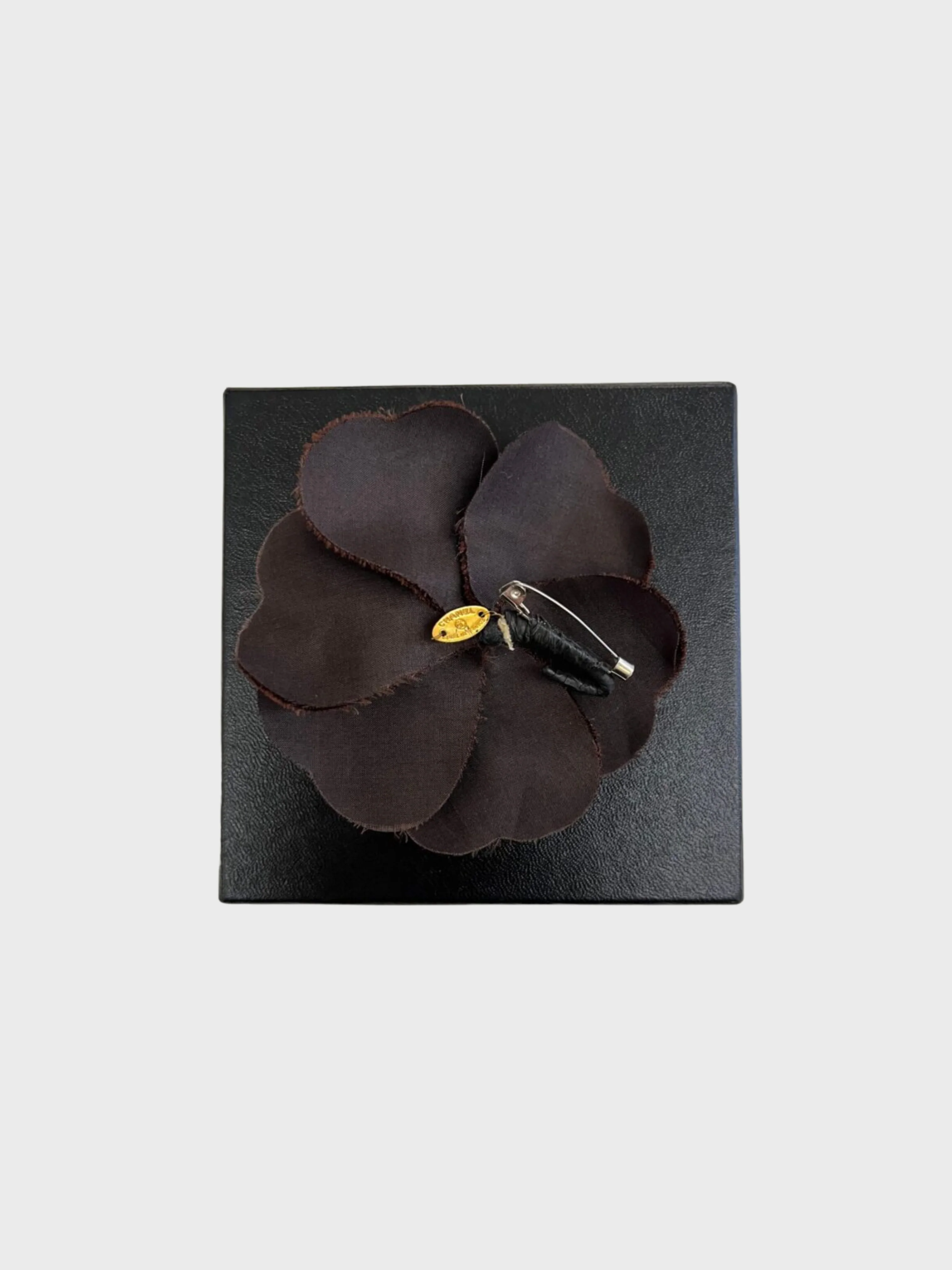 Chanel 1995-1997 Brown Velvet Camellia Brooch - Image 2