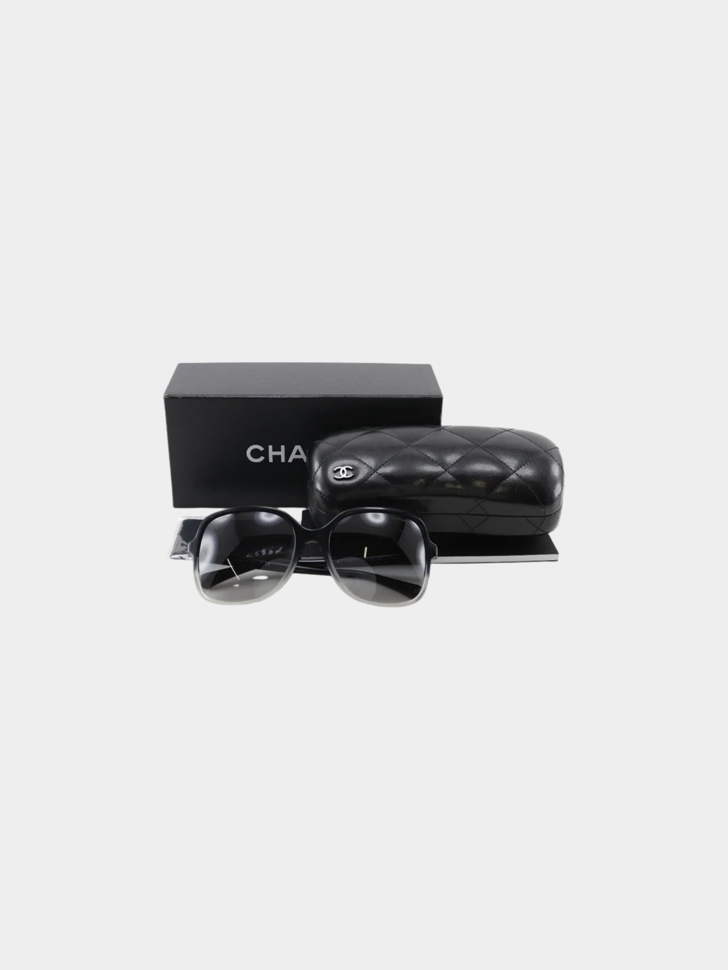 Chanel 2000s Coco Black Gradient Sunglasses - Image 6
