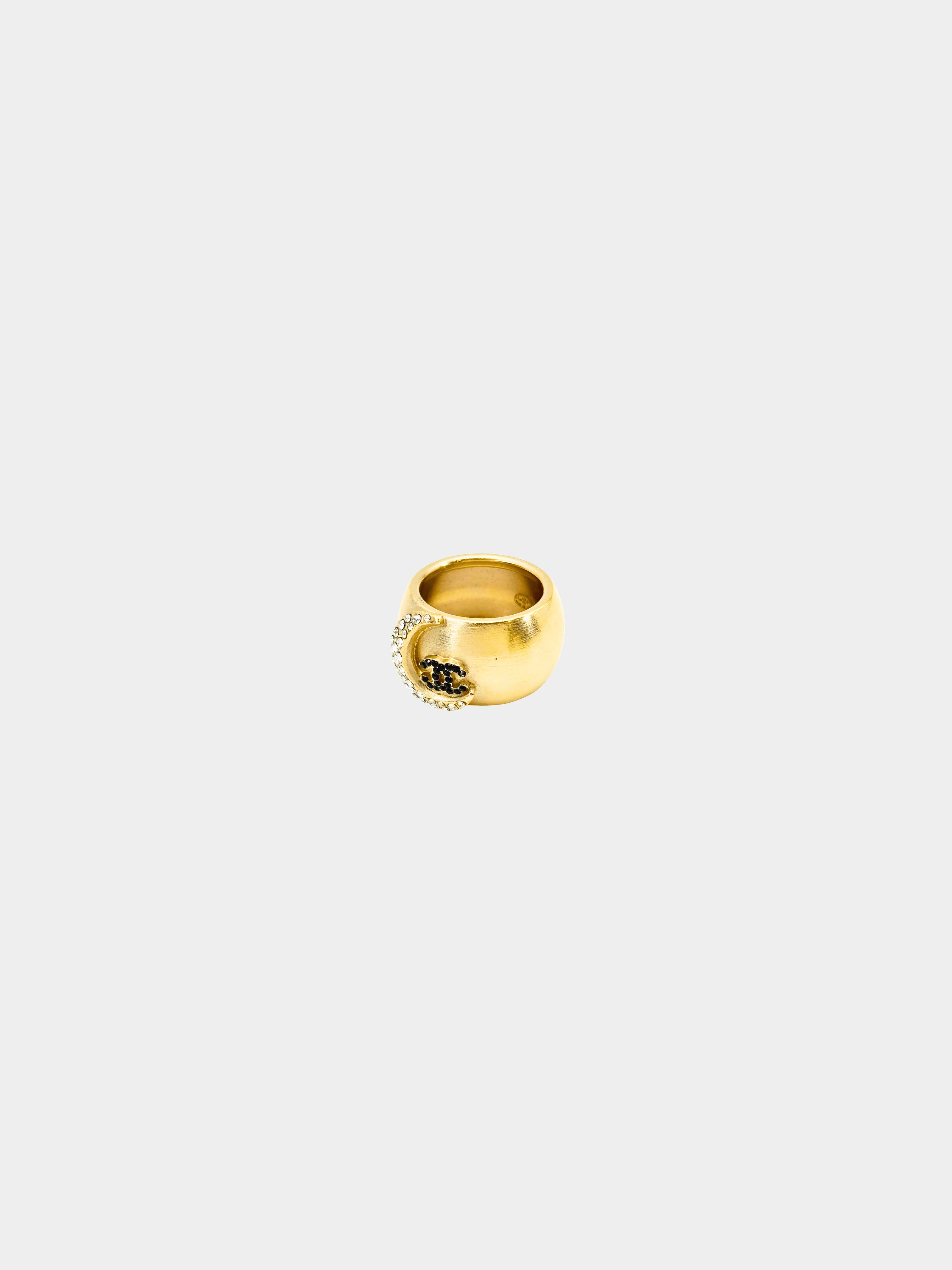 Chanel 2000s Coco Mark Heart Gold Metal Black Rhinestone Crescent Ring - Image 4