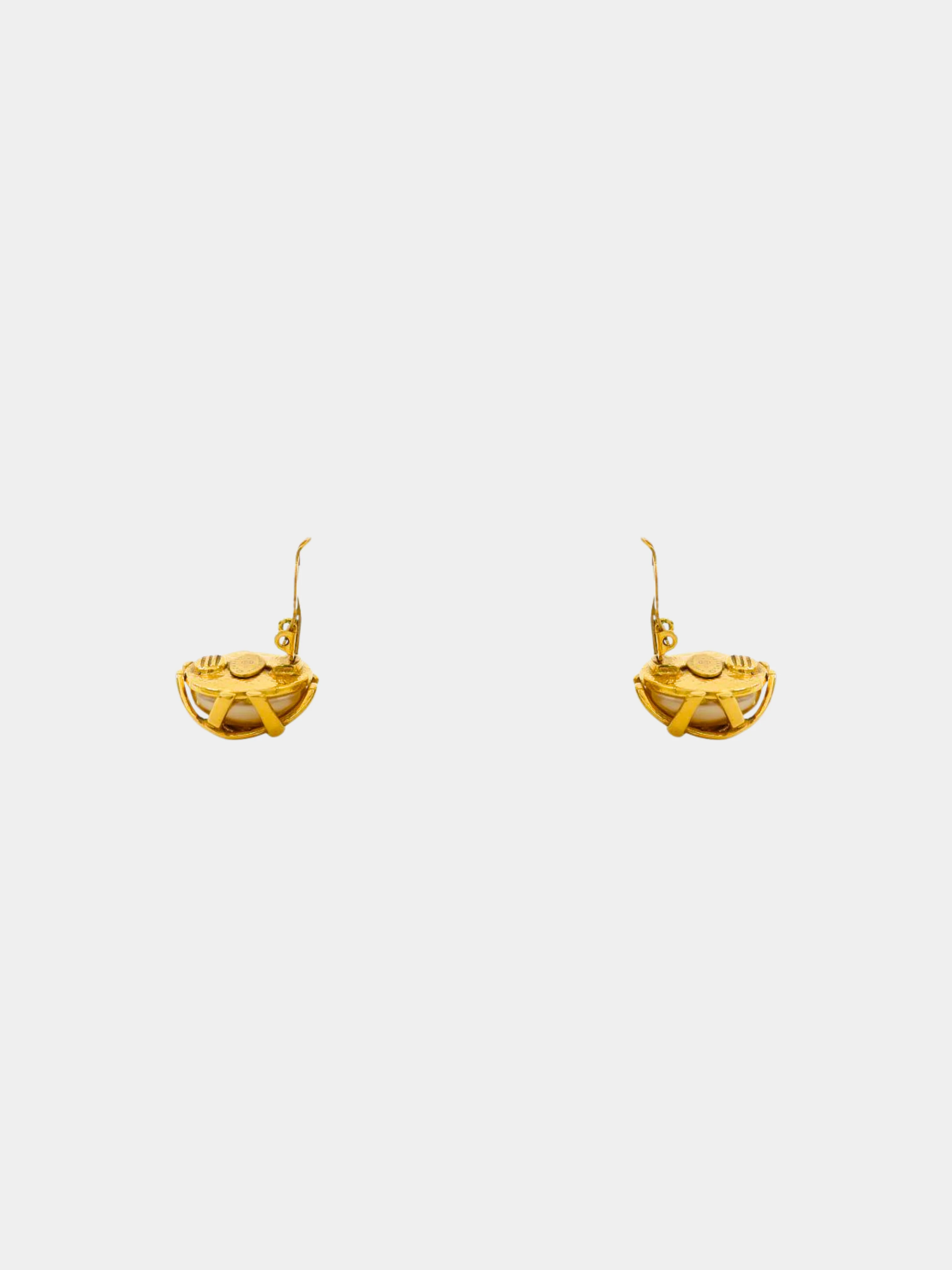 Chanel 2000s Gold CC Pearl Clip-on earrings - Image 3