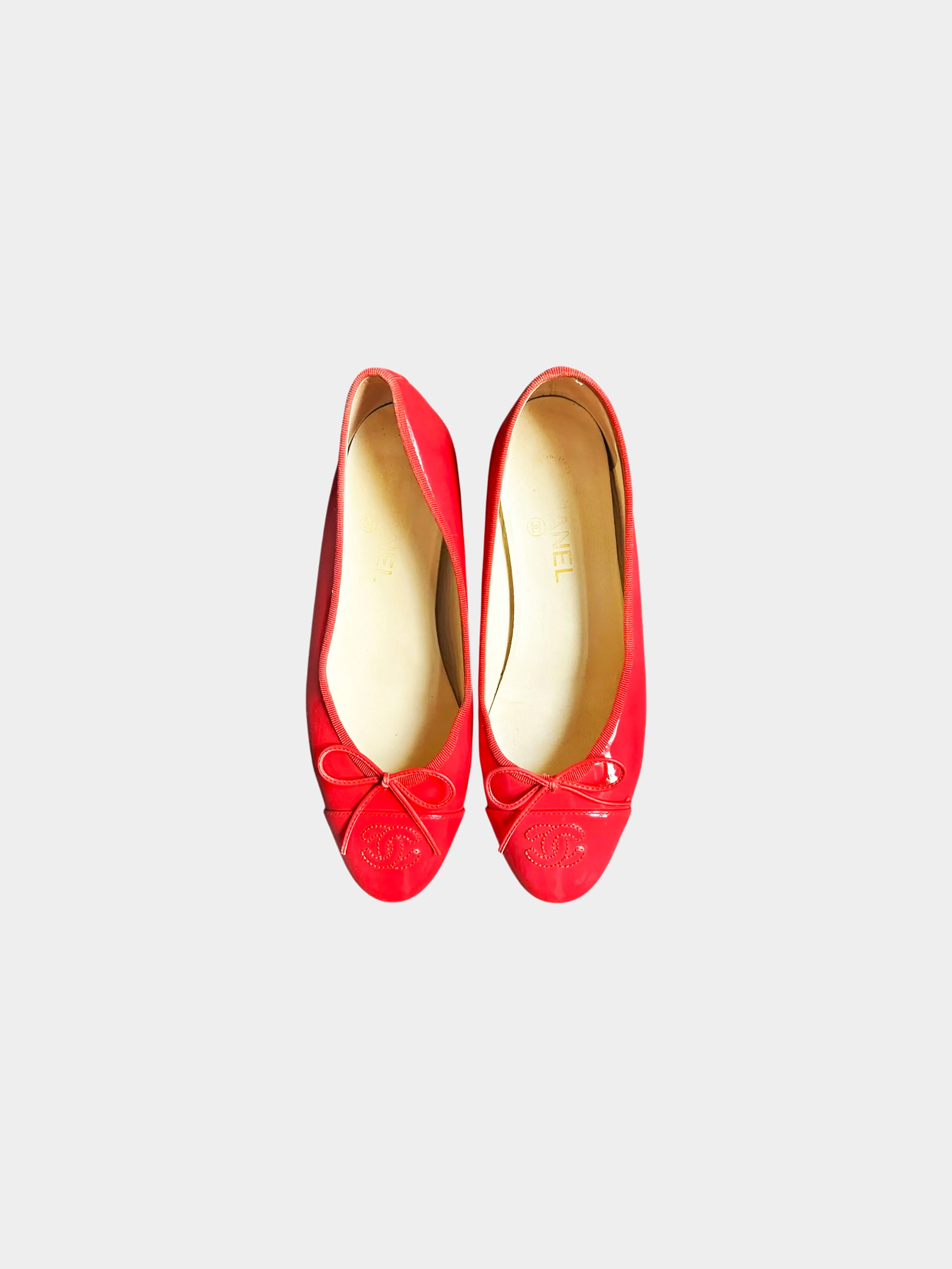 Chanel 2000s Red Patent Leather CC Ballerina Flats - Image 3