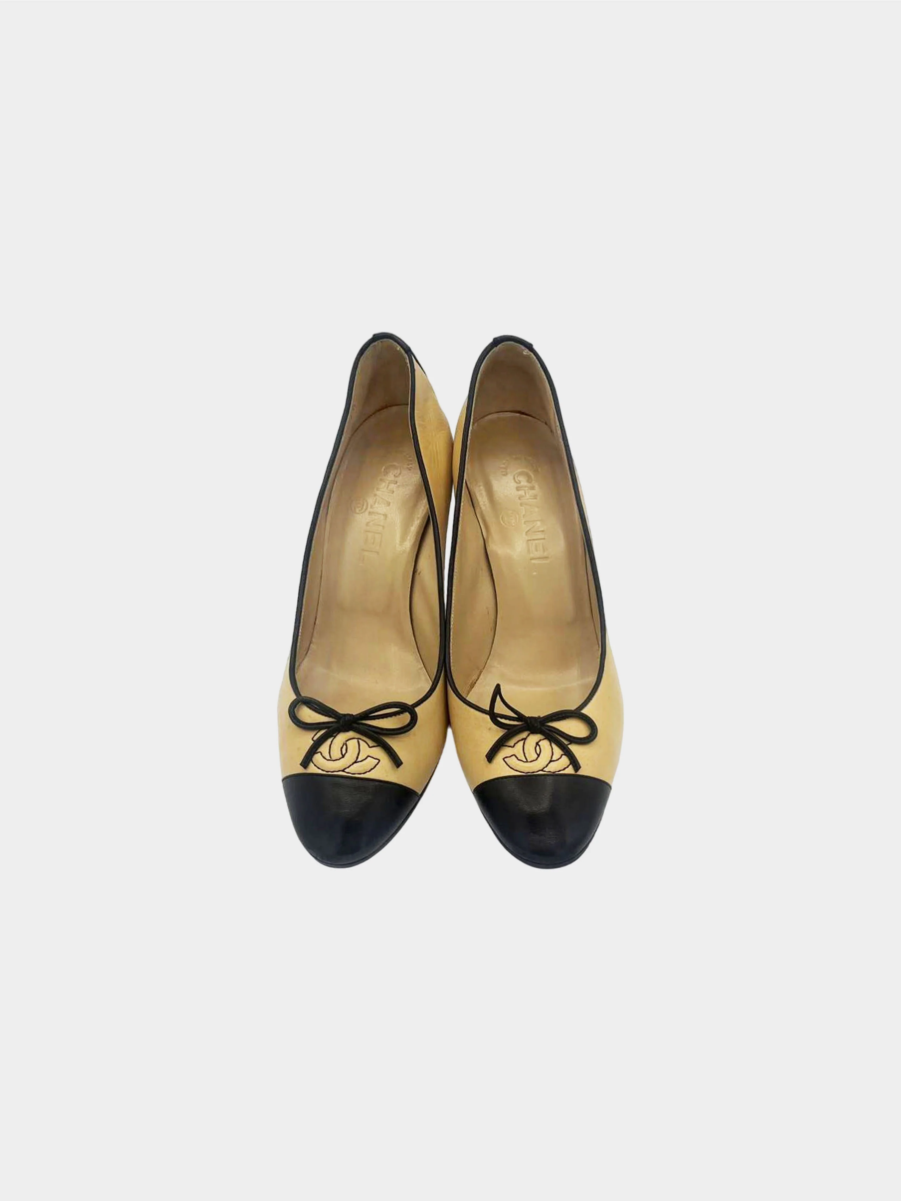 Chanel 2010s  Black and Beige CC Leather Pumps with Bow - Image 2