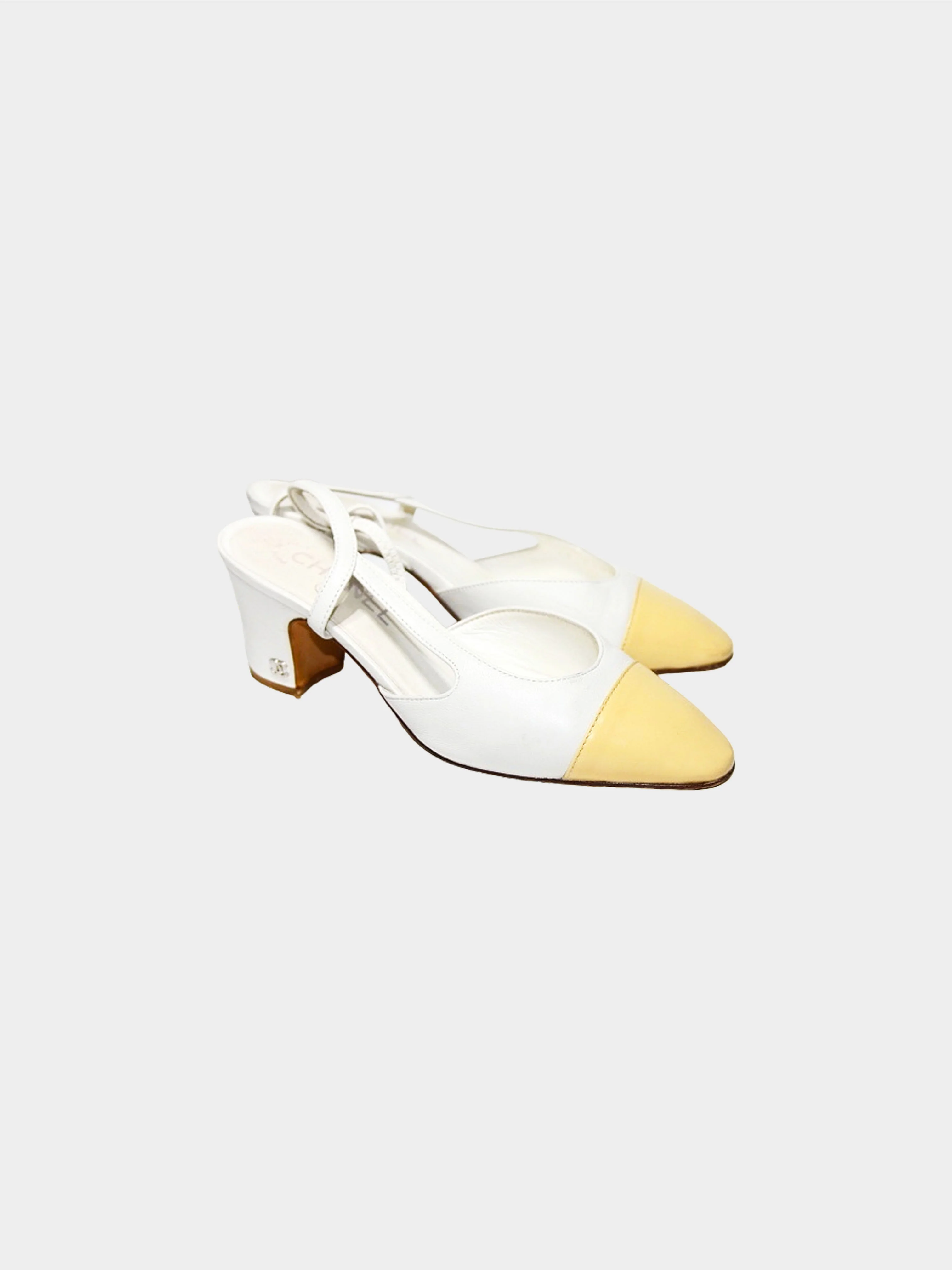 Chanel 2010s Off White and Beige Two-toned Slingback Pumps - Image 4