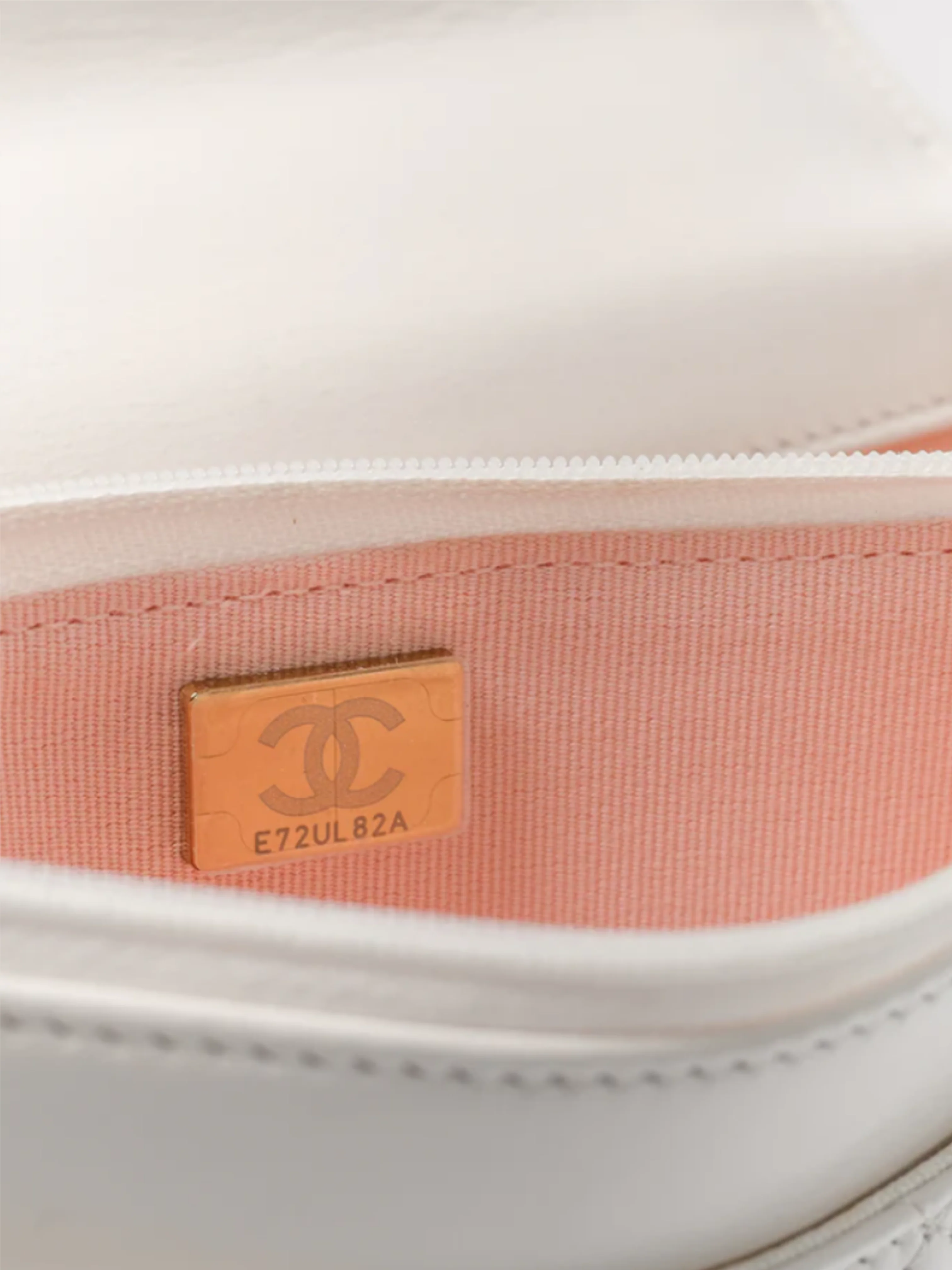 Chanel 2010s Pearl Crush White Quilted Lambskin Leather Wallet on Chain - Image 6