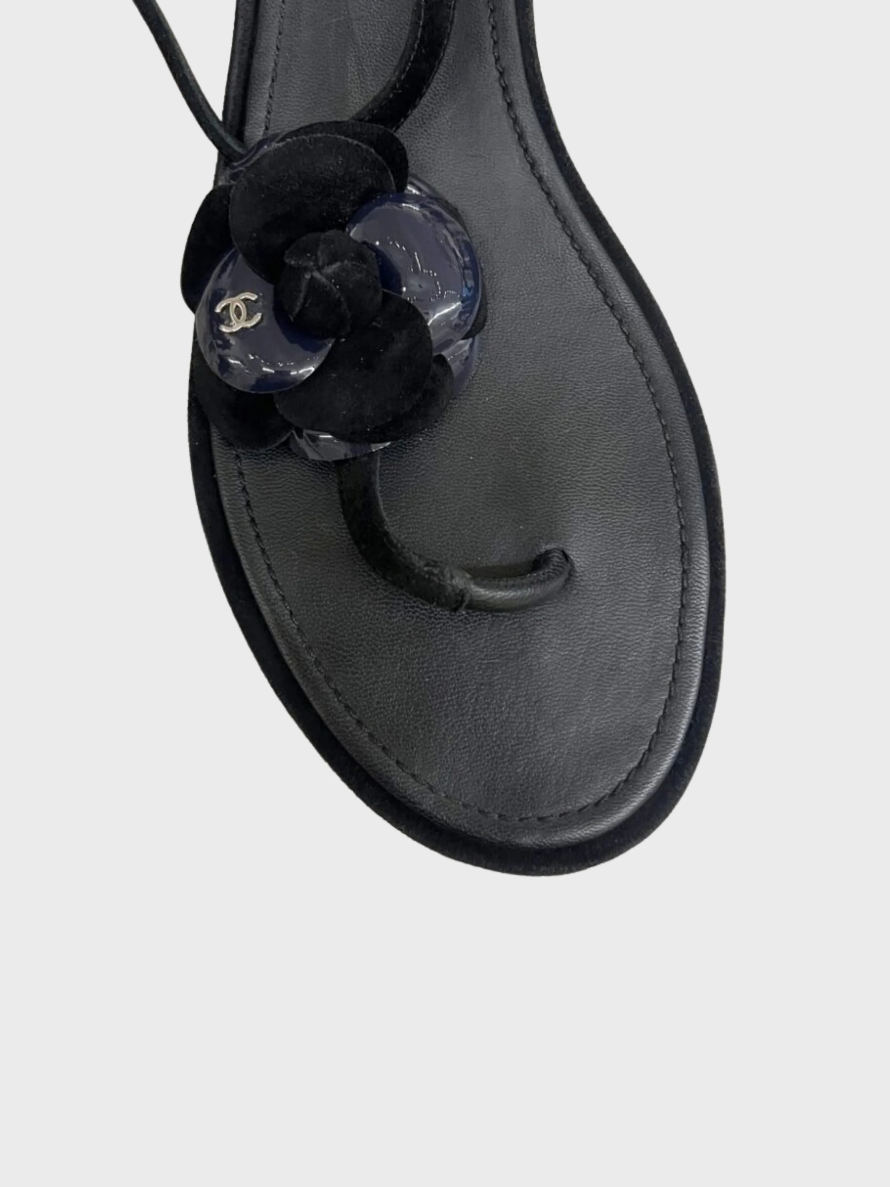 Chanel 2016 Black Suede Navy Patent Leather Camellia Thong Sandals - Image 4