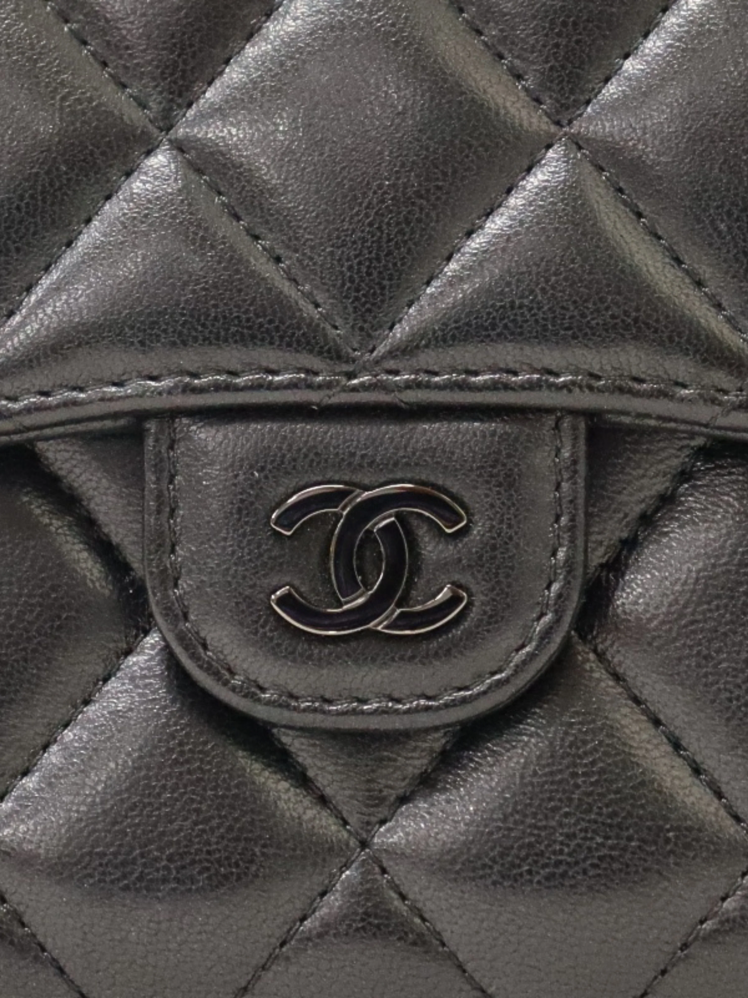Chanel 2020s Black Lambskin Matelassé Compact Wallet - Image 4