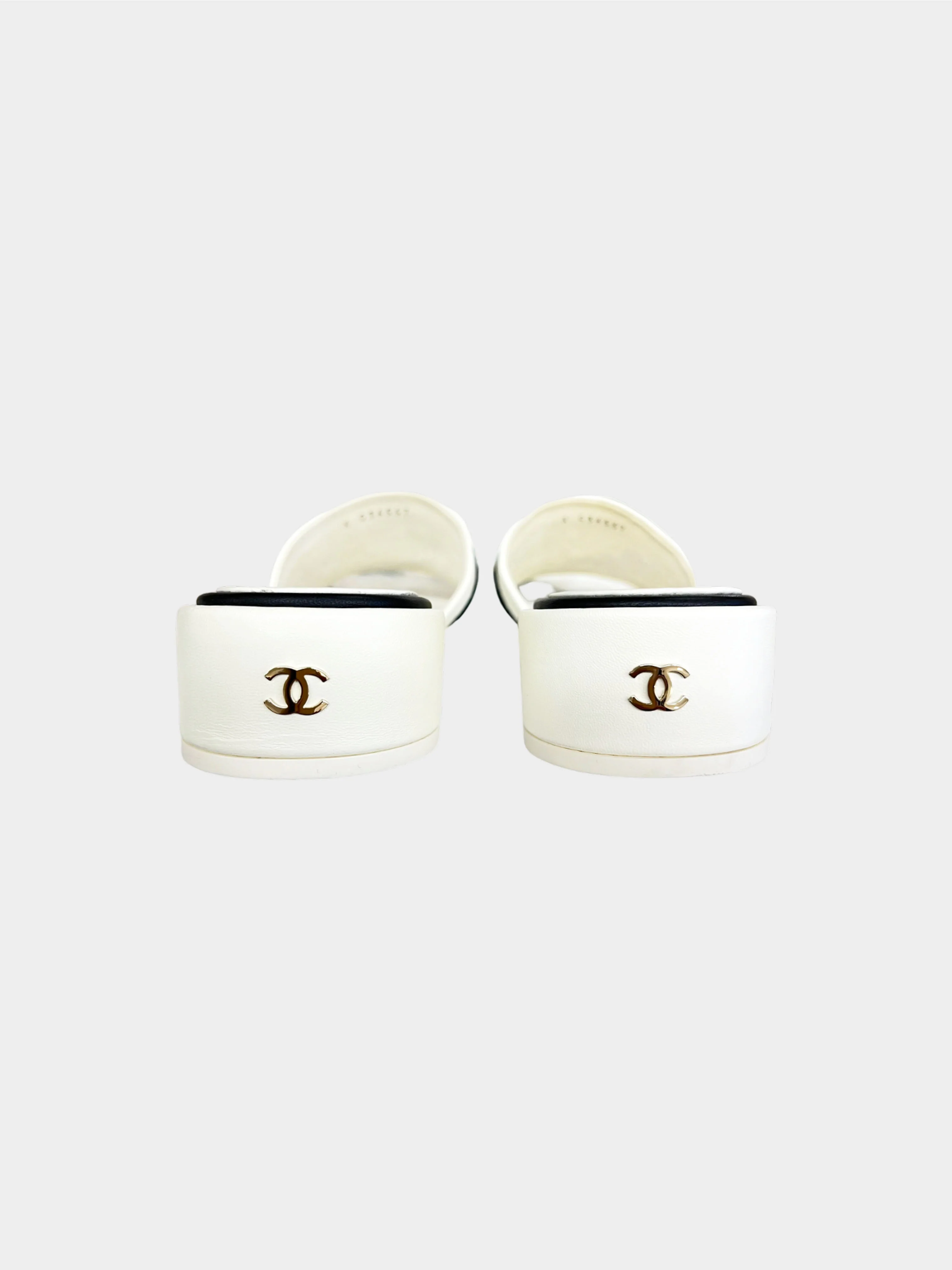 Chanel 2020s Ivory and Black Embroidered Logo Lambskin Leather Mules - Image 3