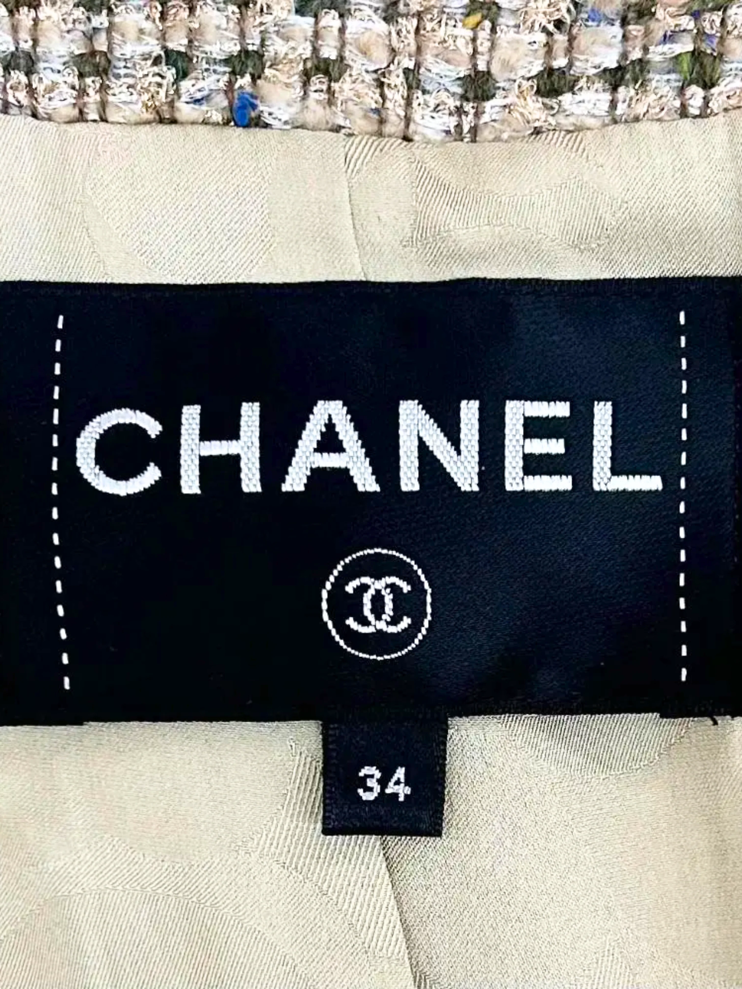 Chanel 2021 Beige Tweed and Faux Fur Jacket - Image 4