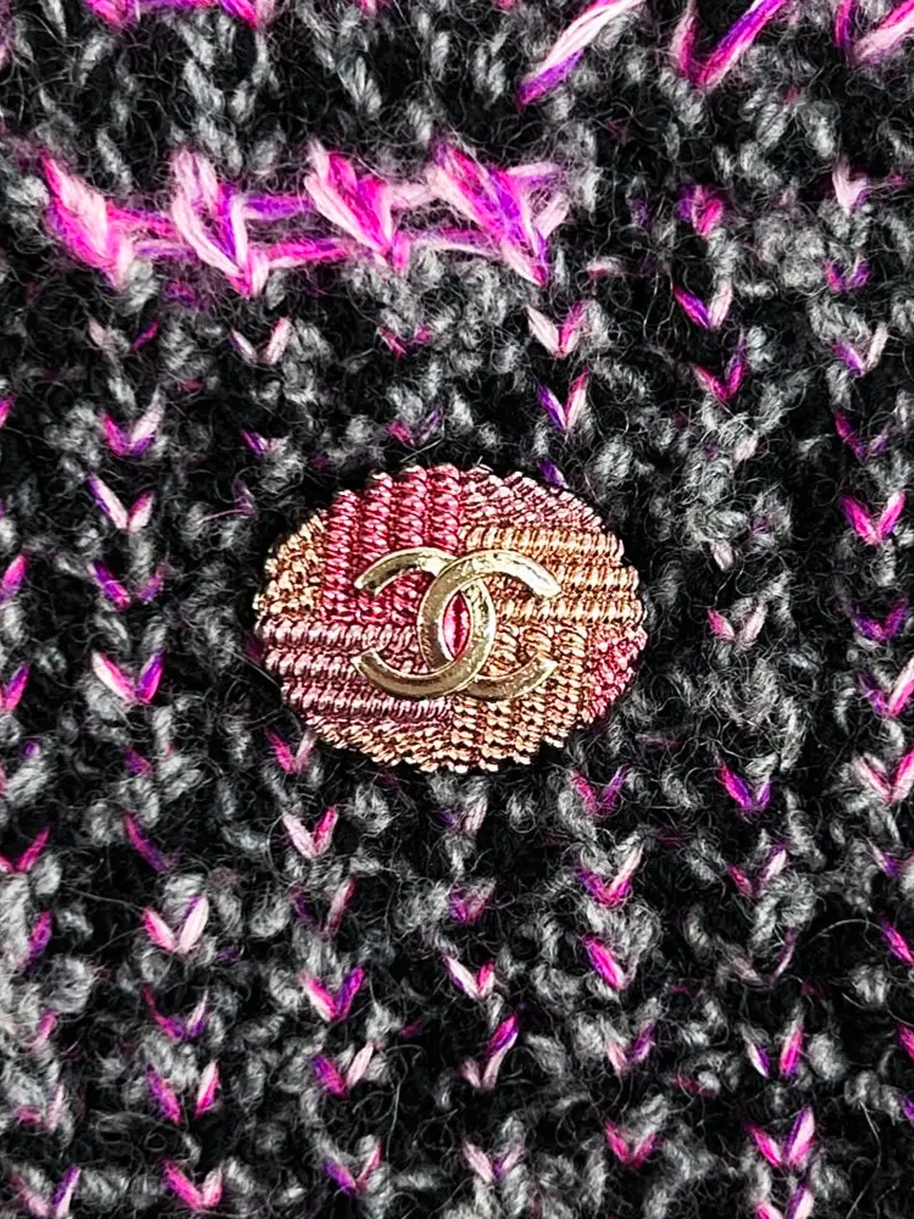 Chanel 2022 Black, Grey, and Pink Cashmere Knitted Vest - Image 3