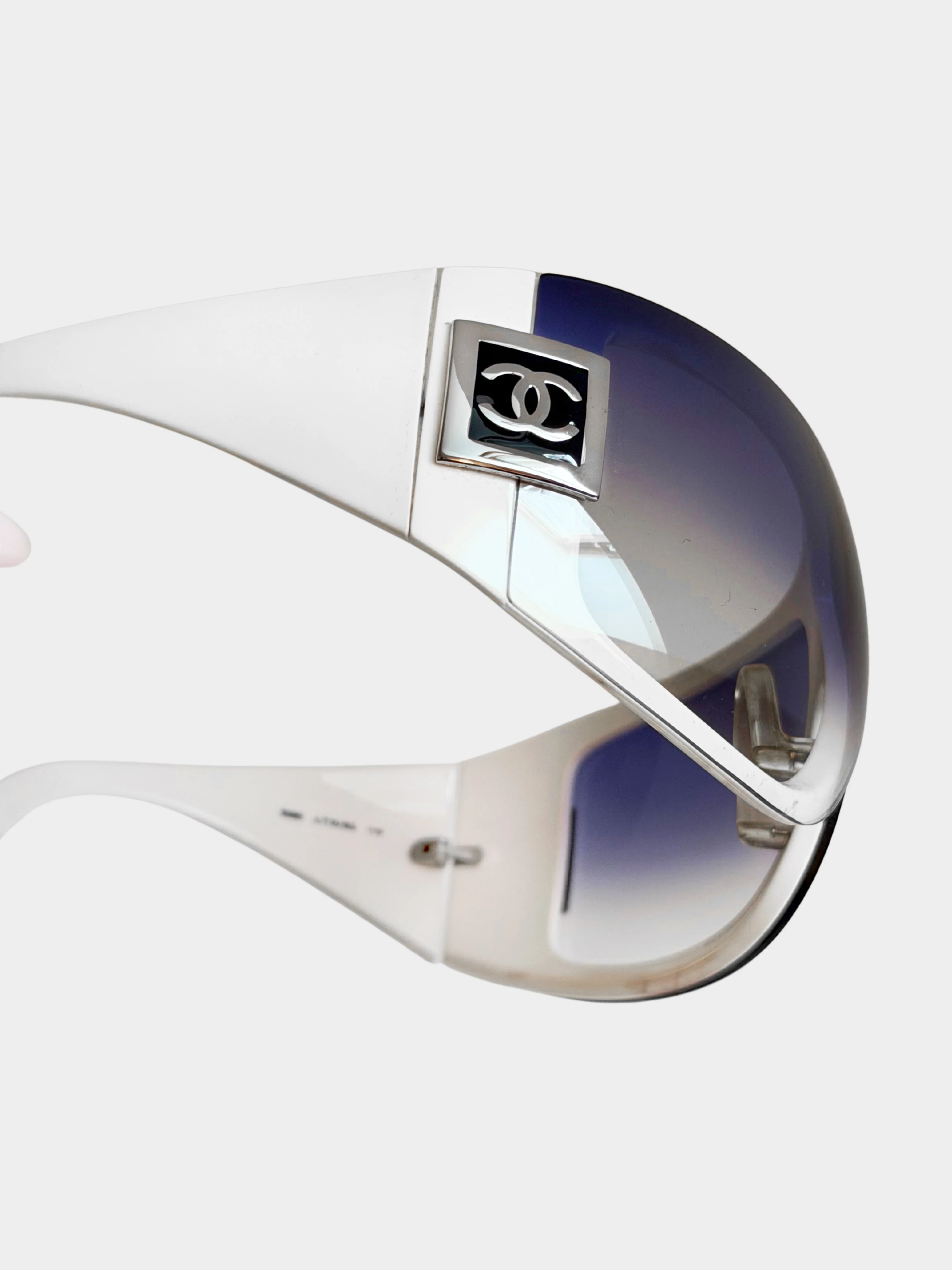 Chanel Early 2000s White and Gradient Blue Wraparound Oversized Shield Sunglasses - Image 3