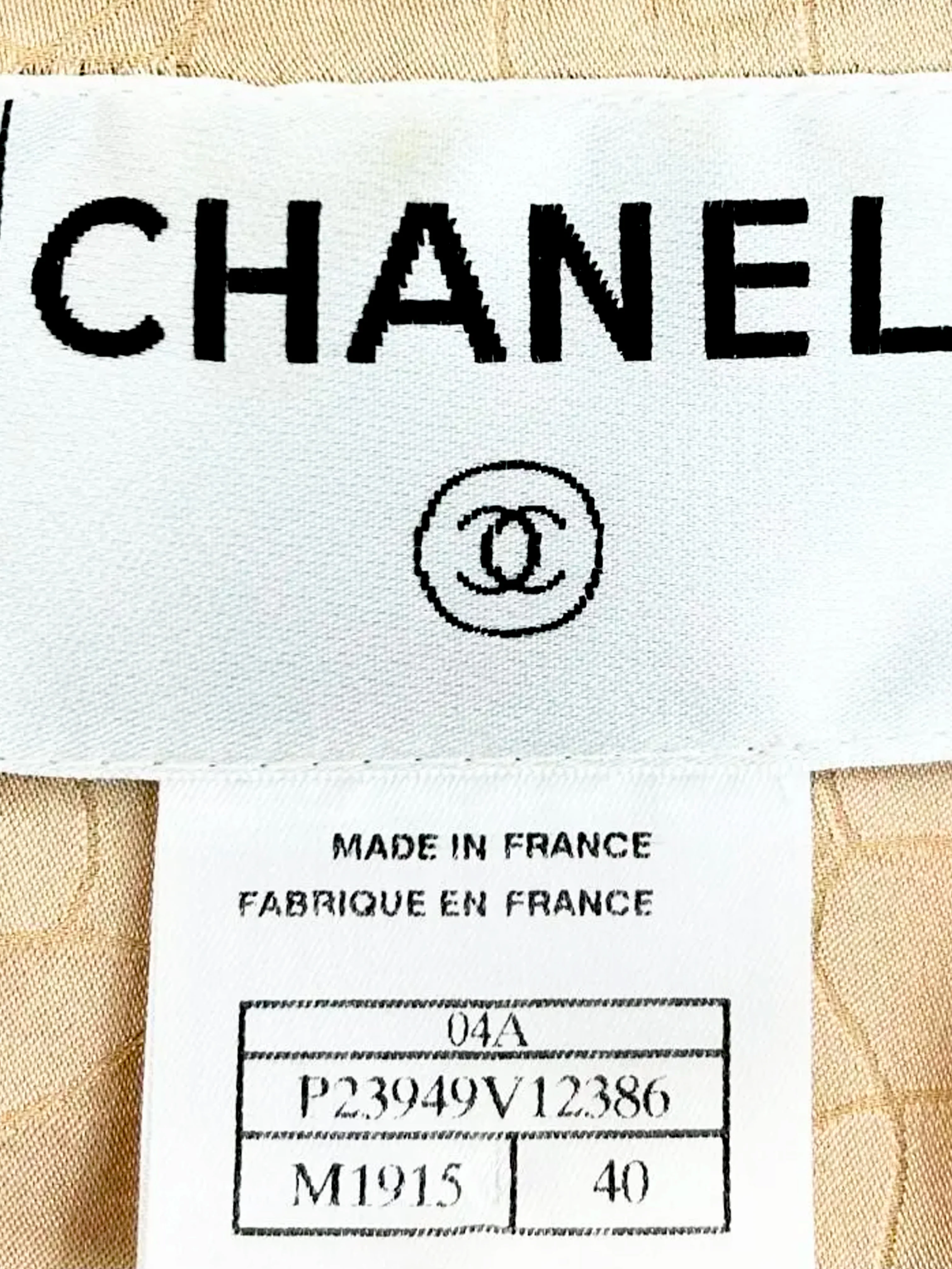 Chanel FW 2004 Gold Tweed Sequin Embellished Jacket and Skirt Set - Image 7