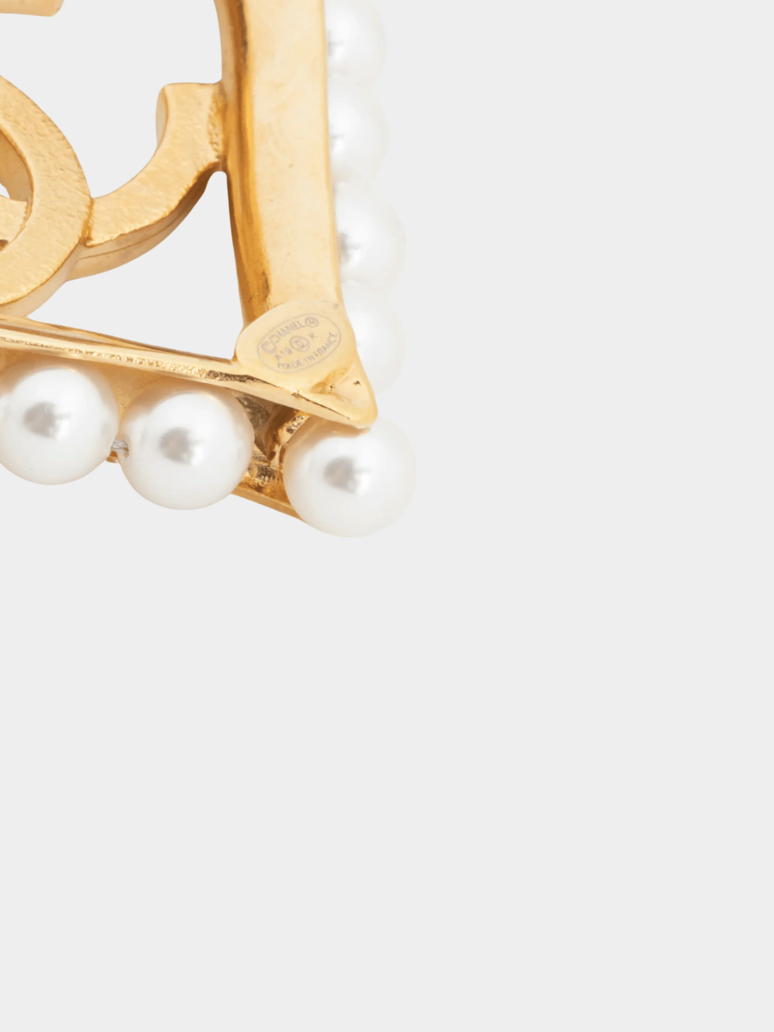 Chanel FW 2019 Gold-Tone Faux-Pearl-Embellished CC-Heart Brooch - Image 3