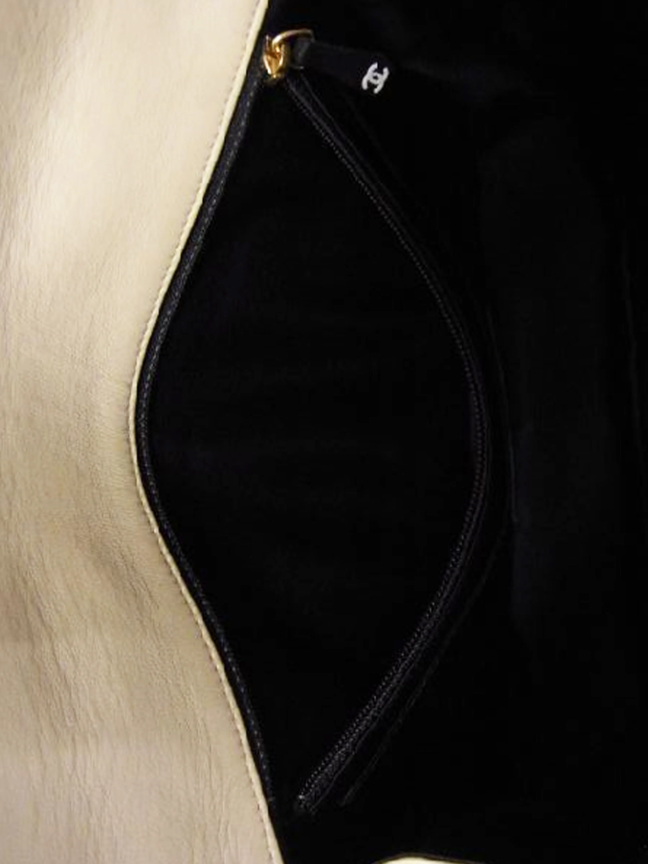 Chanel 2000s Rare Ivory Leather East West Flap Bag - Image 5