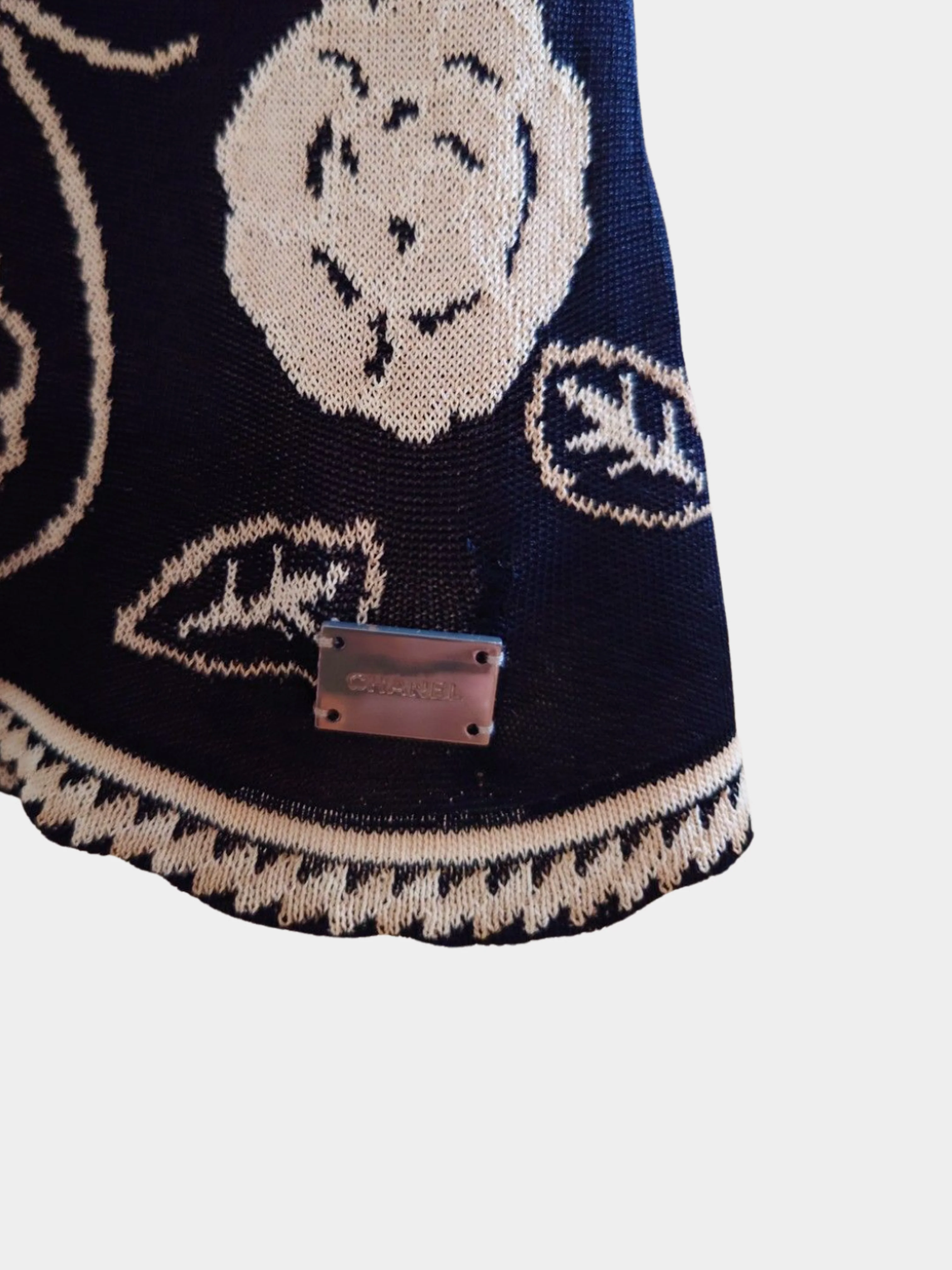 Chanel SS 2002 Black and Beige Printed Knit Logo Sweater Vest - Image 3