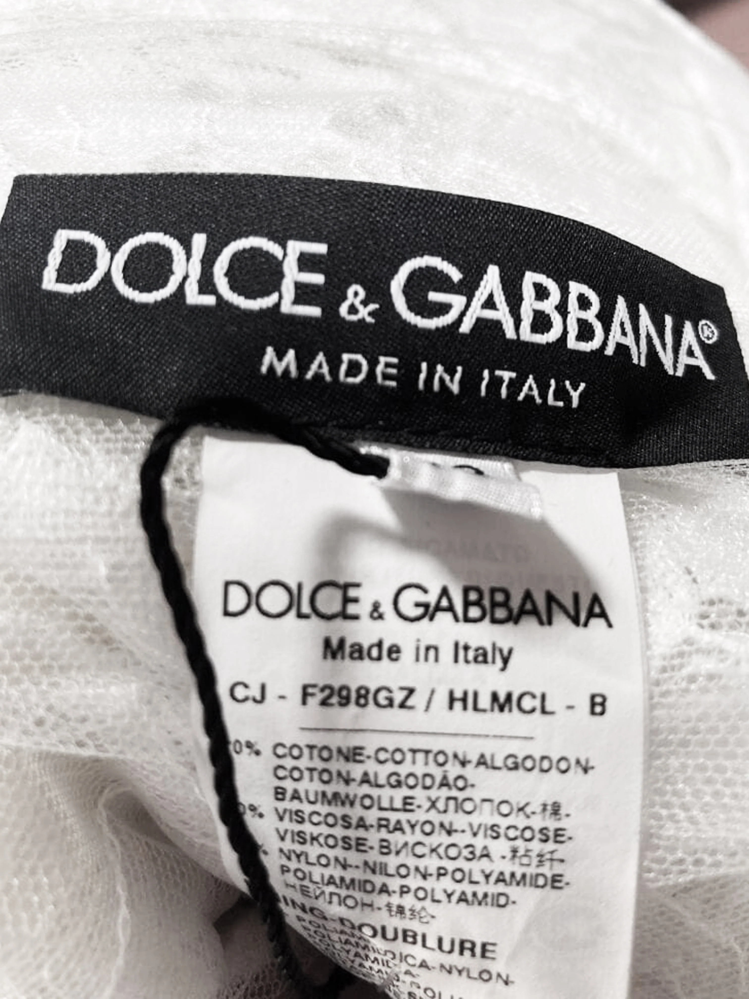 Dolce and Gabbana 2000s Rare White Lace Blazer with Heart Applique - Image 3