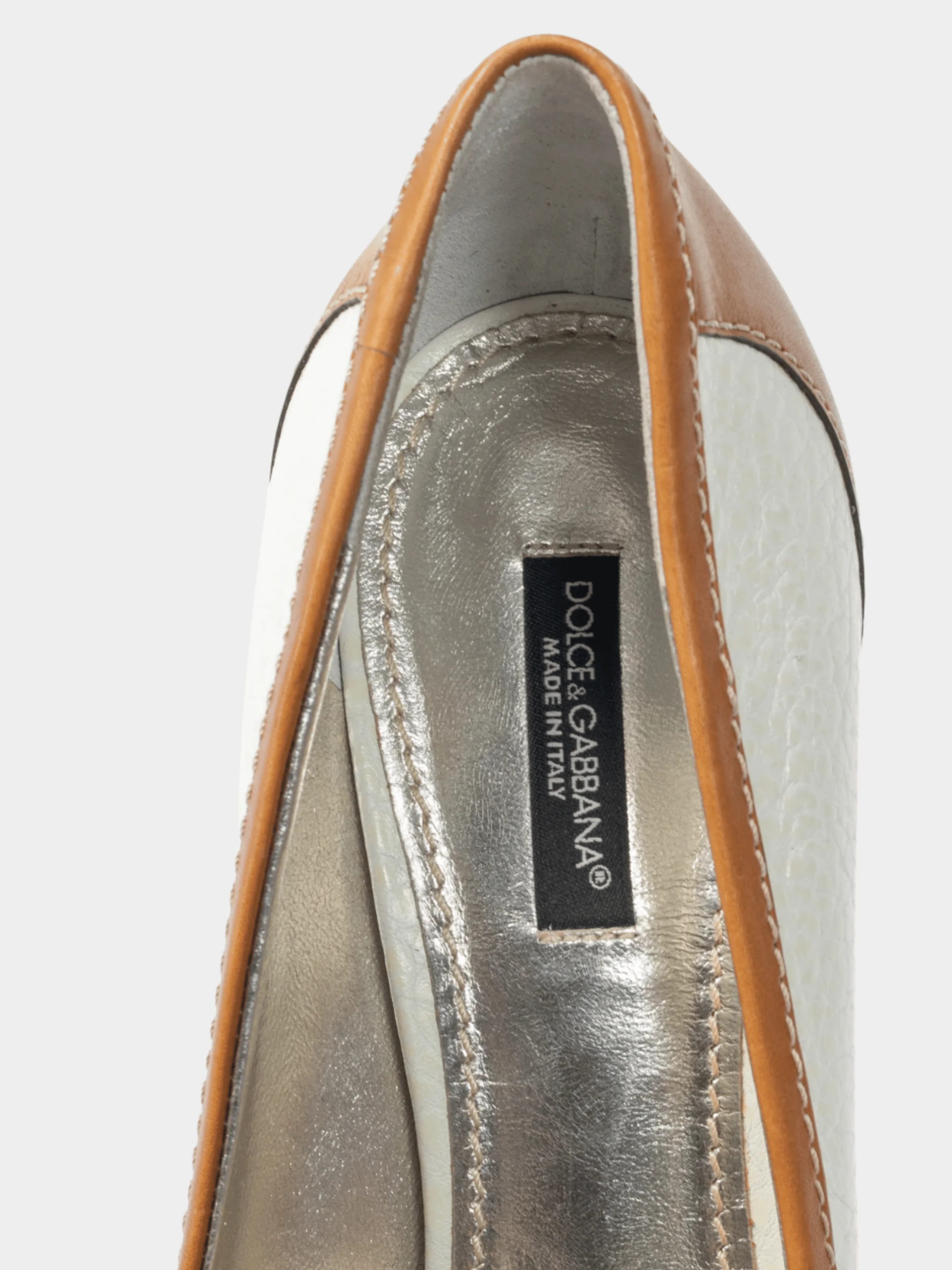Dolce and Gabbana 2000s White and Cognac Logo-Plate Pumps - Image 3
