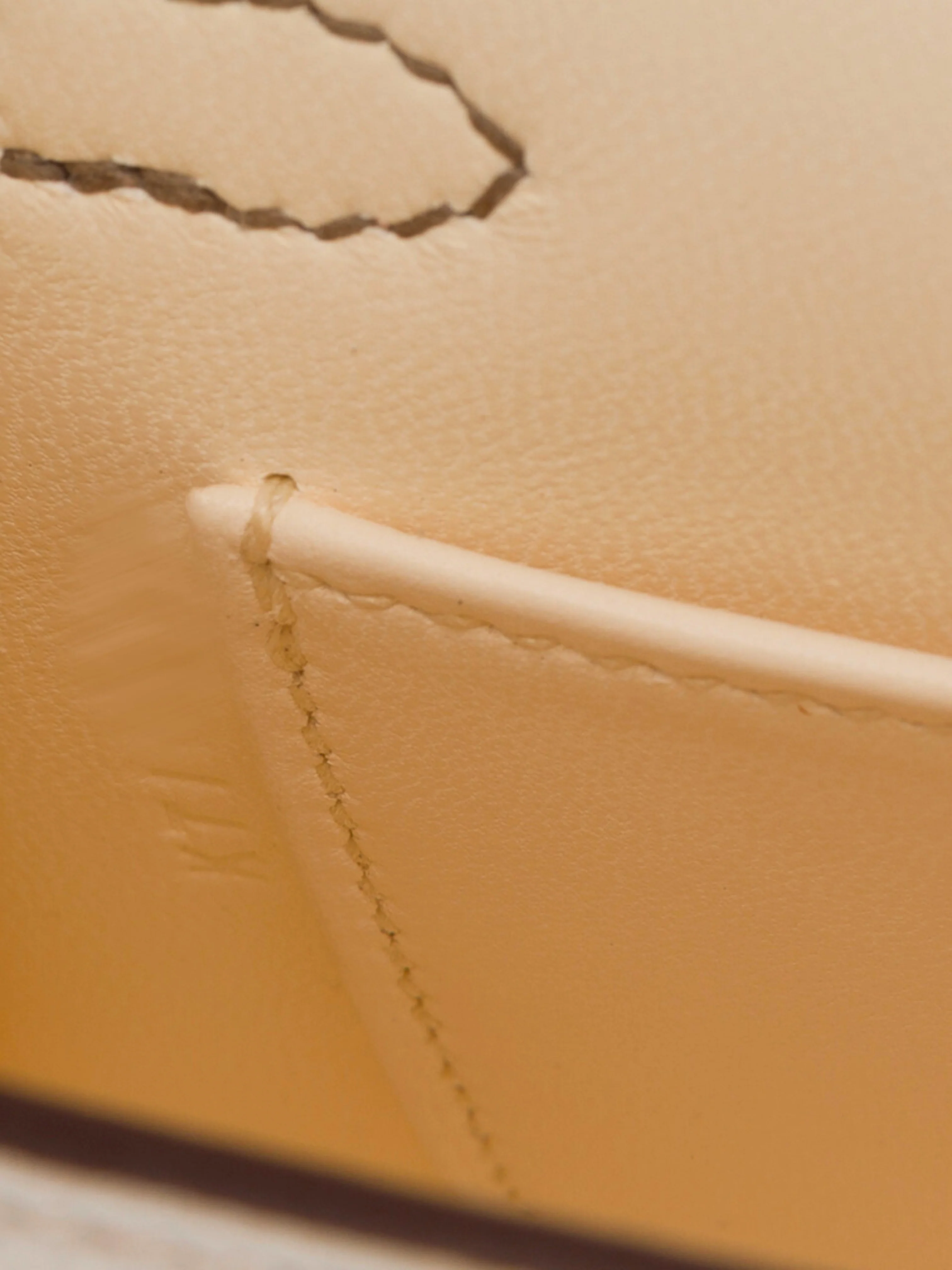 Hermès 2020s Beige and Gray Chèvre Mysore Mini Kelly 20 Sellier Bag - Image 6