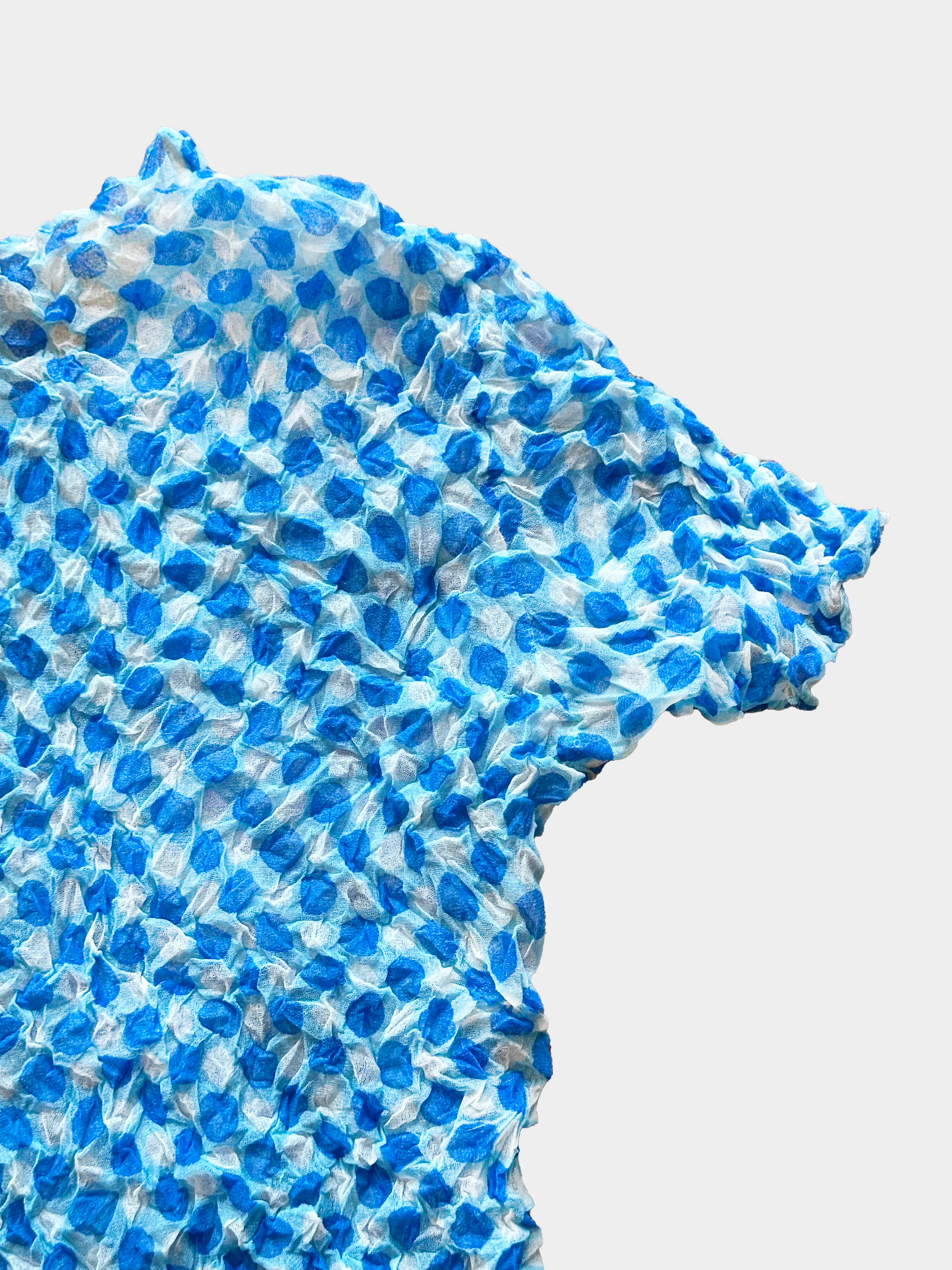 Issey Miyake 1990s Blue Polka Dot Print Crinkle-Effect Top - Image 3