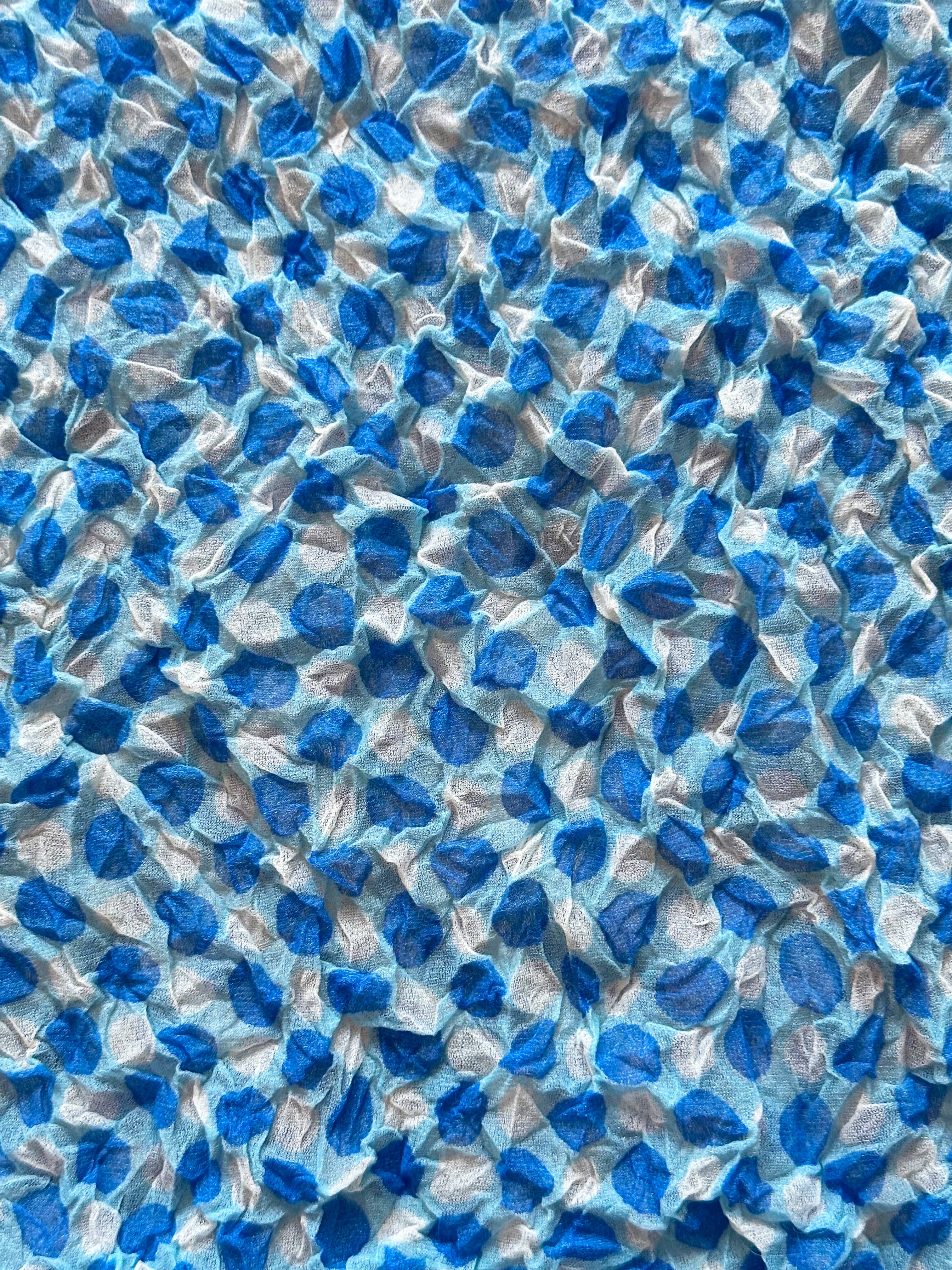 Issey Miyake 1990s Blue Polka Dot Print Crinkle-Effect Top - Image 4