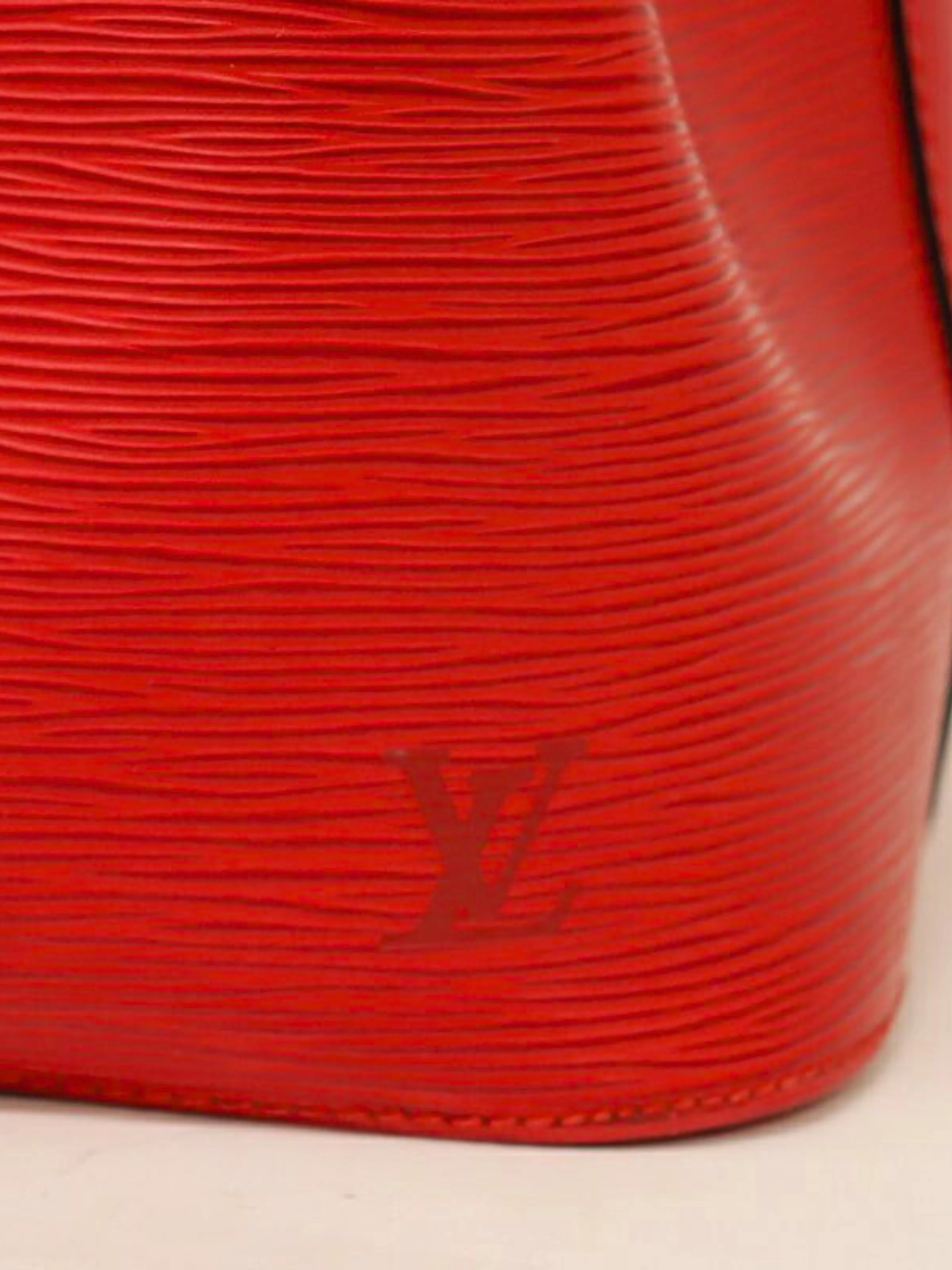 Louis Vuitton 1990s Castilian Red Epi Leather Petit Noé Bucket Bag - Image 7