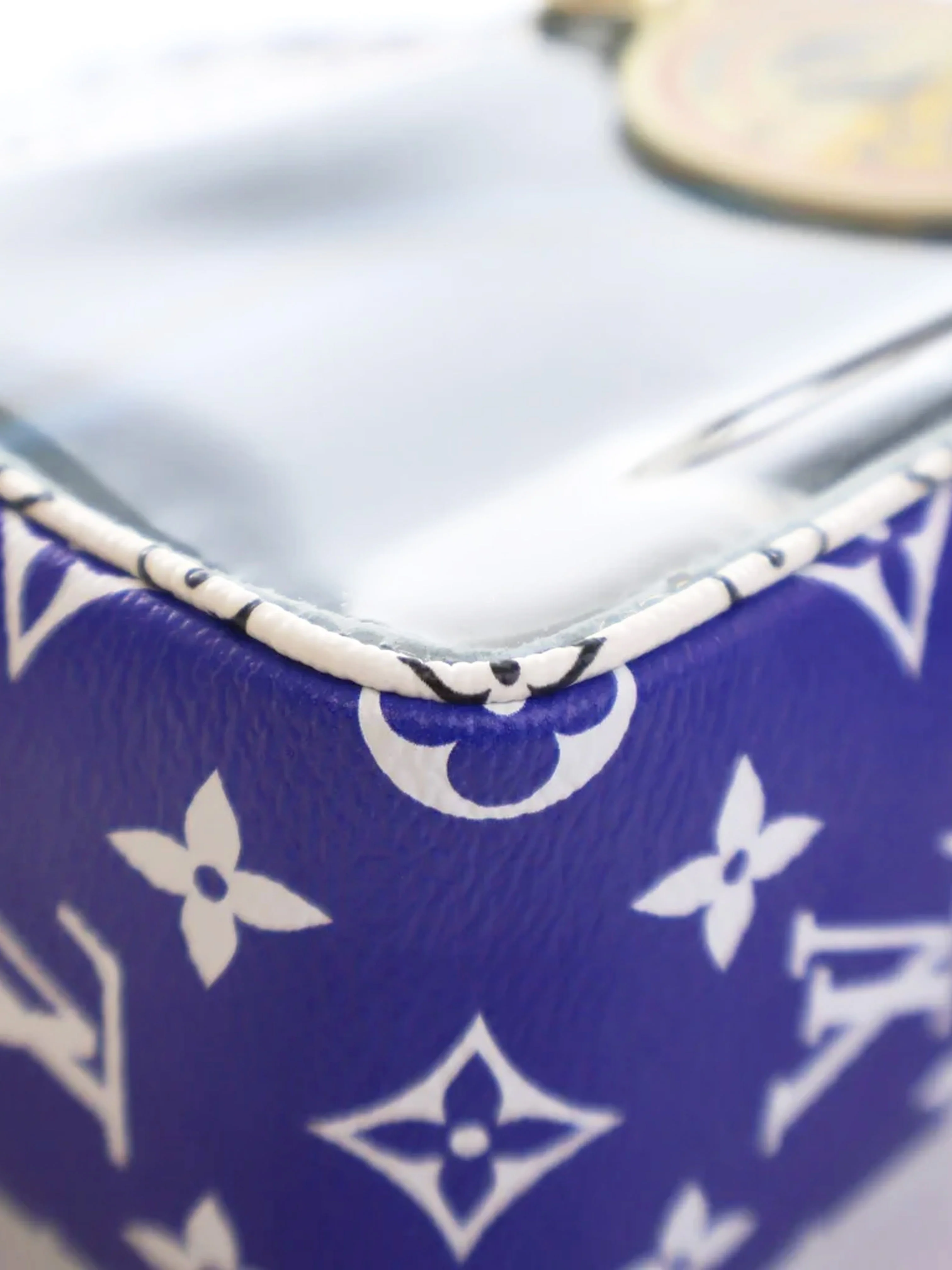 Louis Vuitton 2019 Blue PVC Giant Monogram Beach Pouch - Image 6