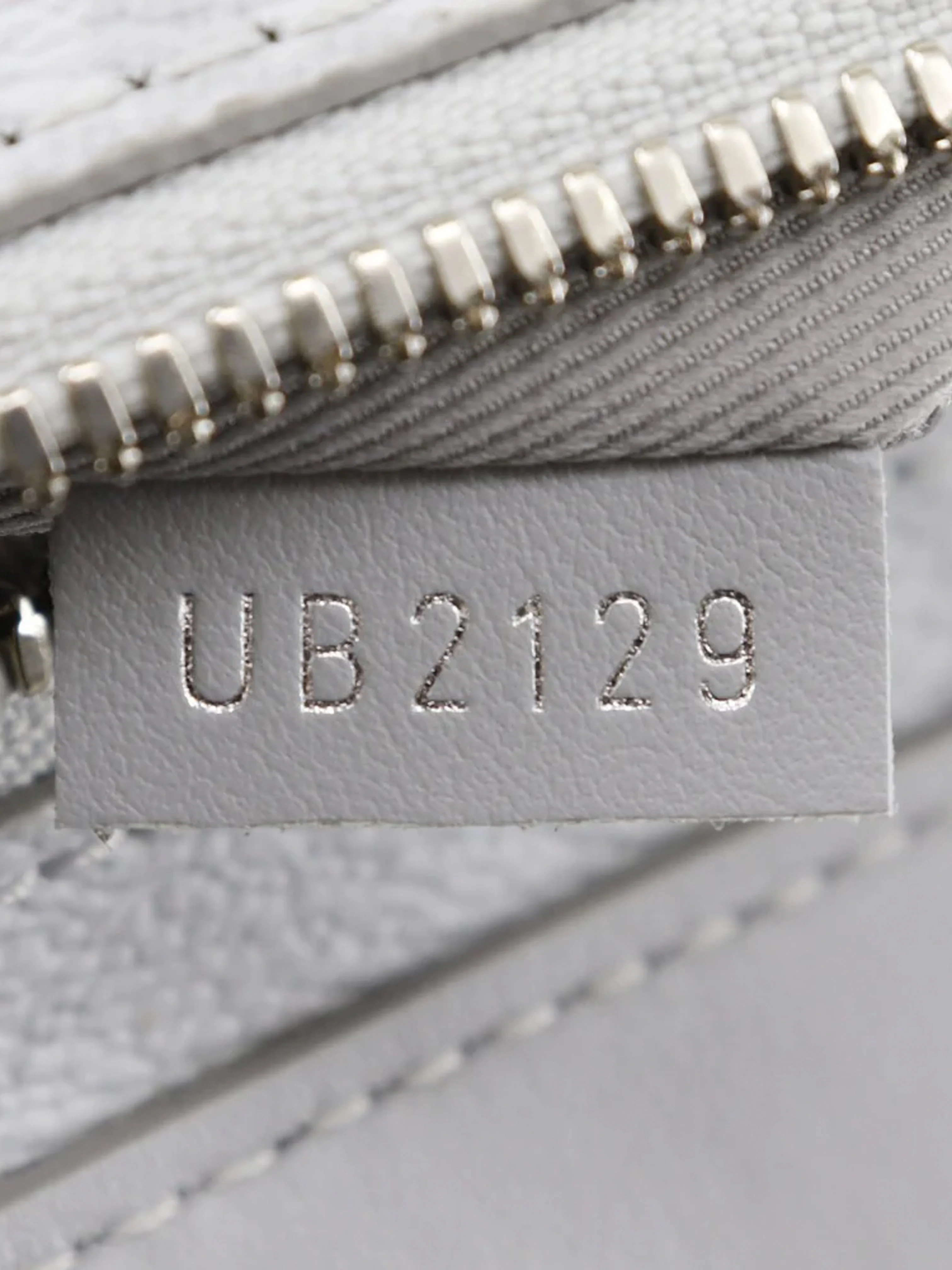 Louis Vuitton 2019 Chalk Leather Limited Edition Flat Vertical Tote - Image 4