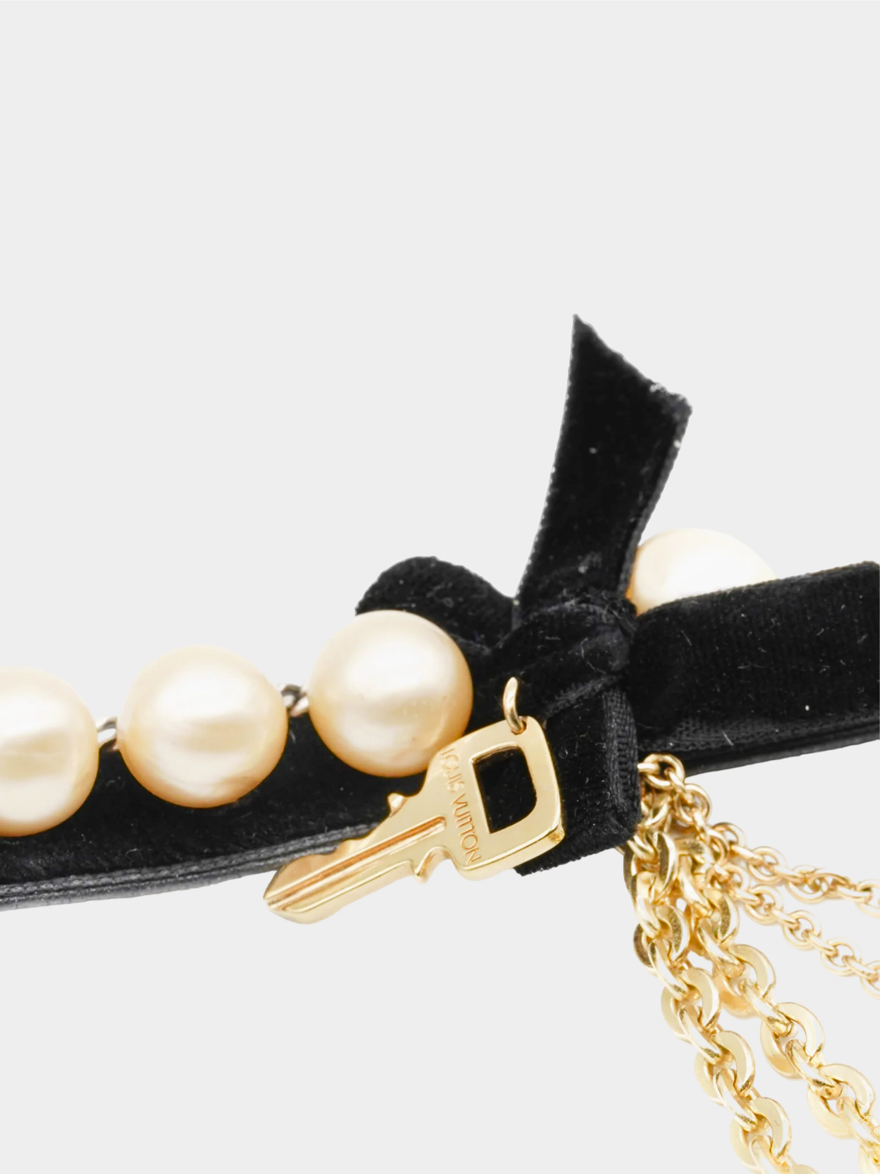 Louis Vuitton by Marc Jacobs FW 2004 Faux Pearl Key and Bow Motif Chain Necklace - Image 3